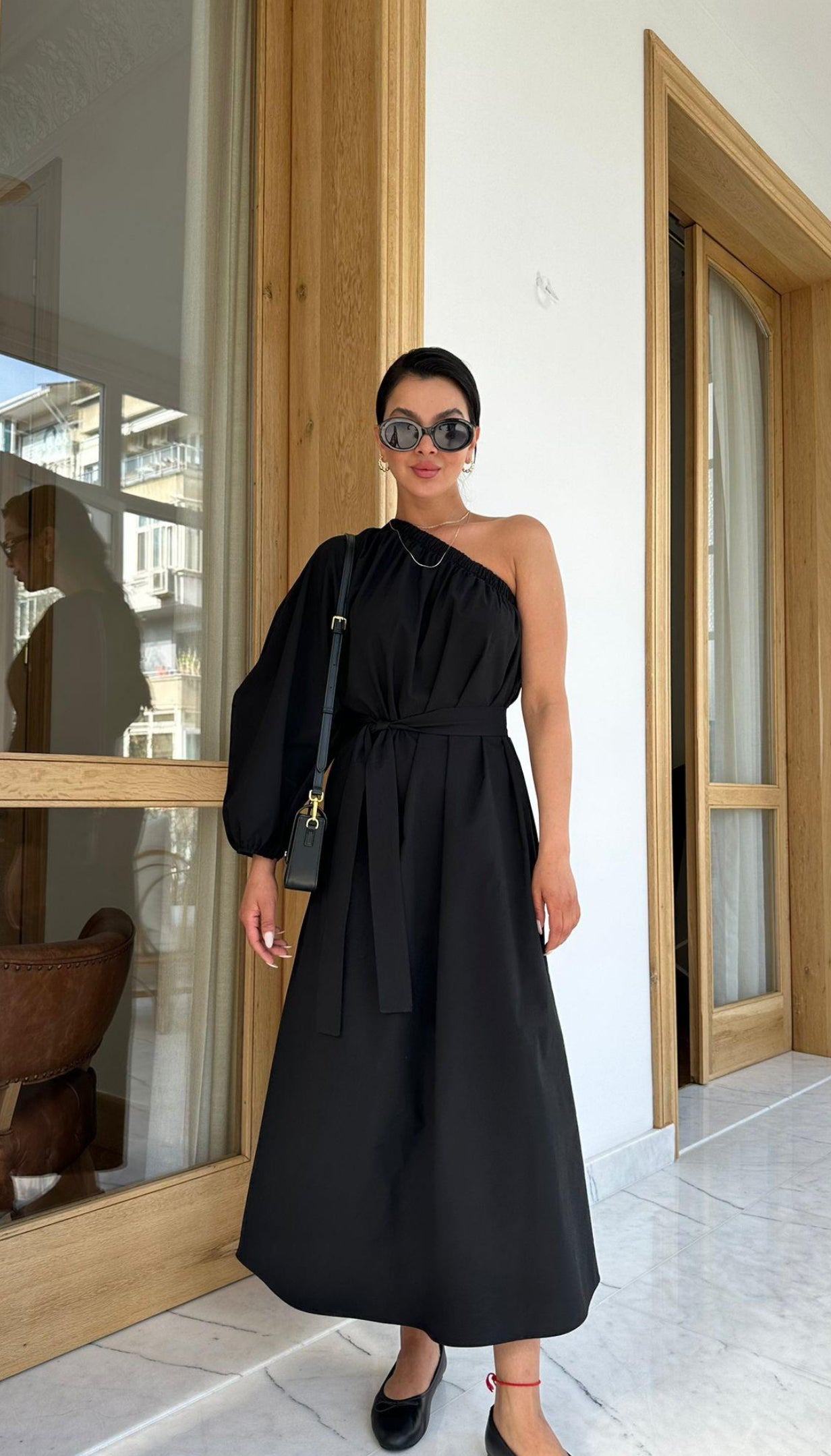 שמלת לולה כתף אחת שחור