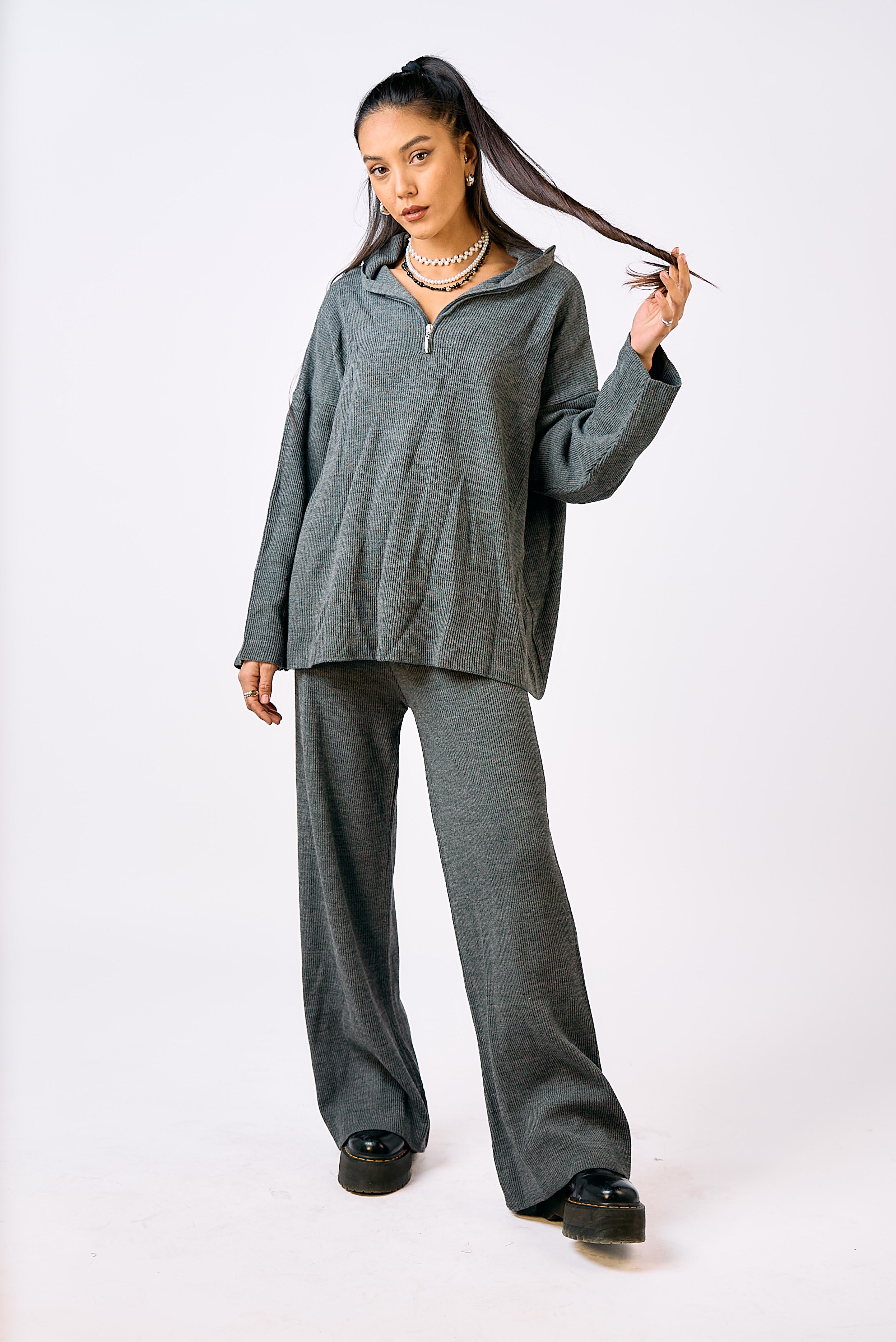 חליפת סריג בי אפור