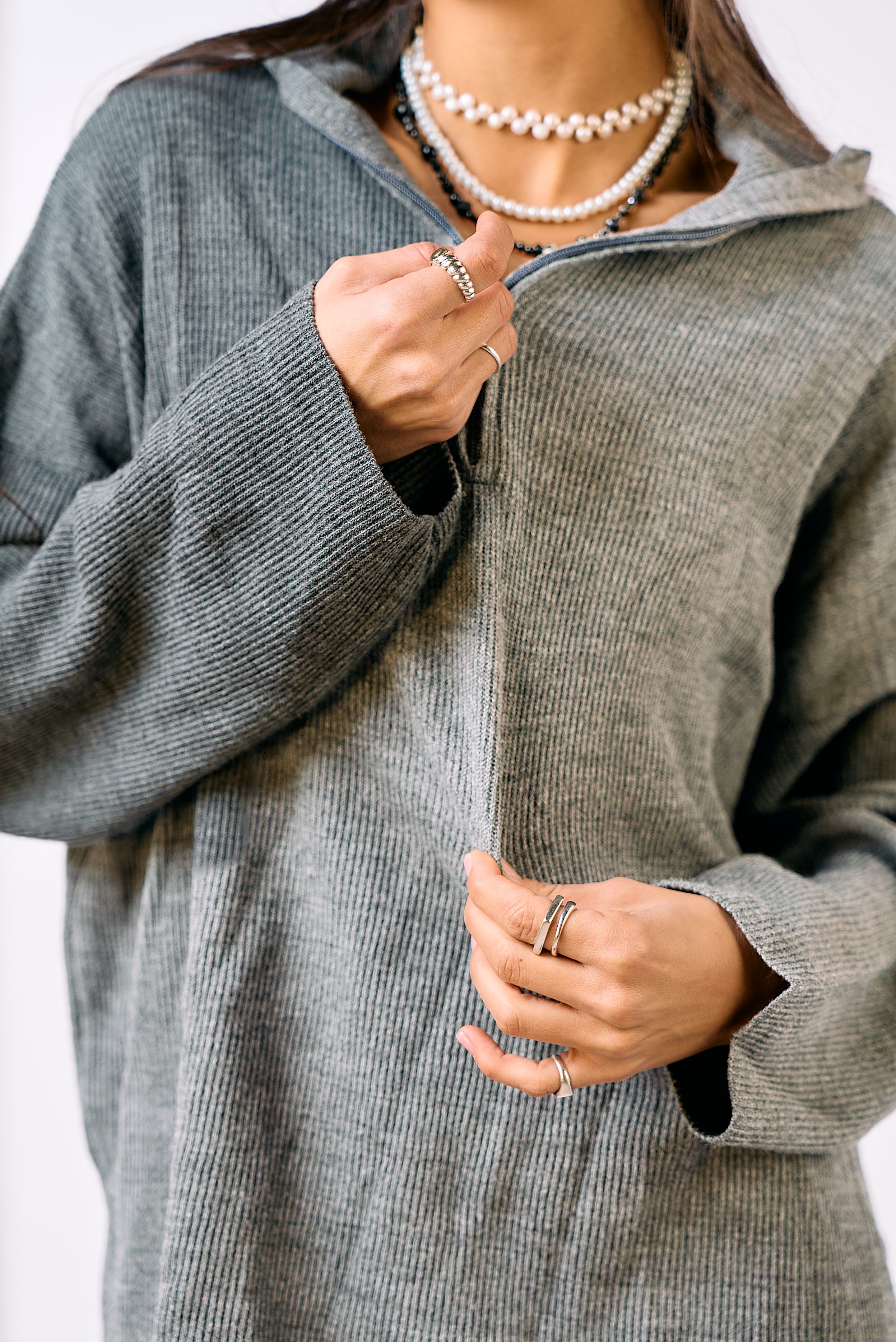 חליפת סריג בי אפור