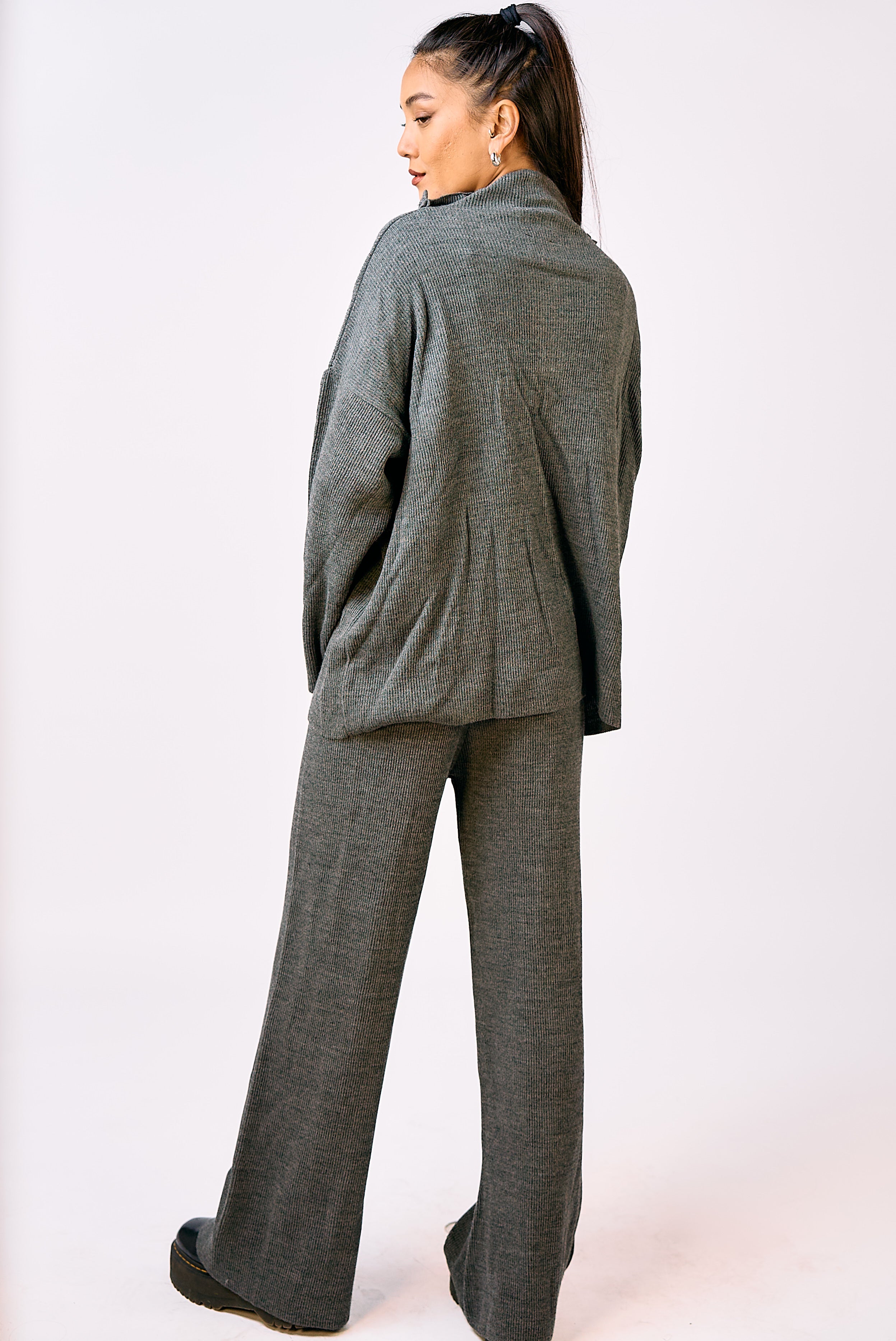 חליפת סריג בי אפור