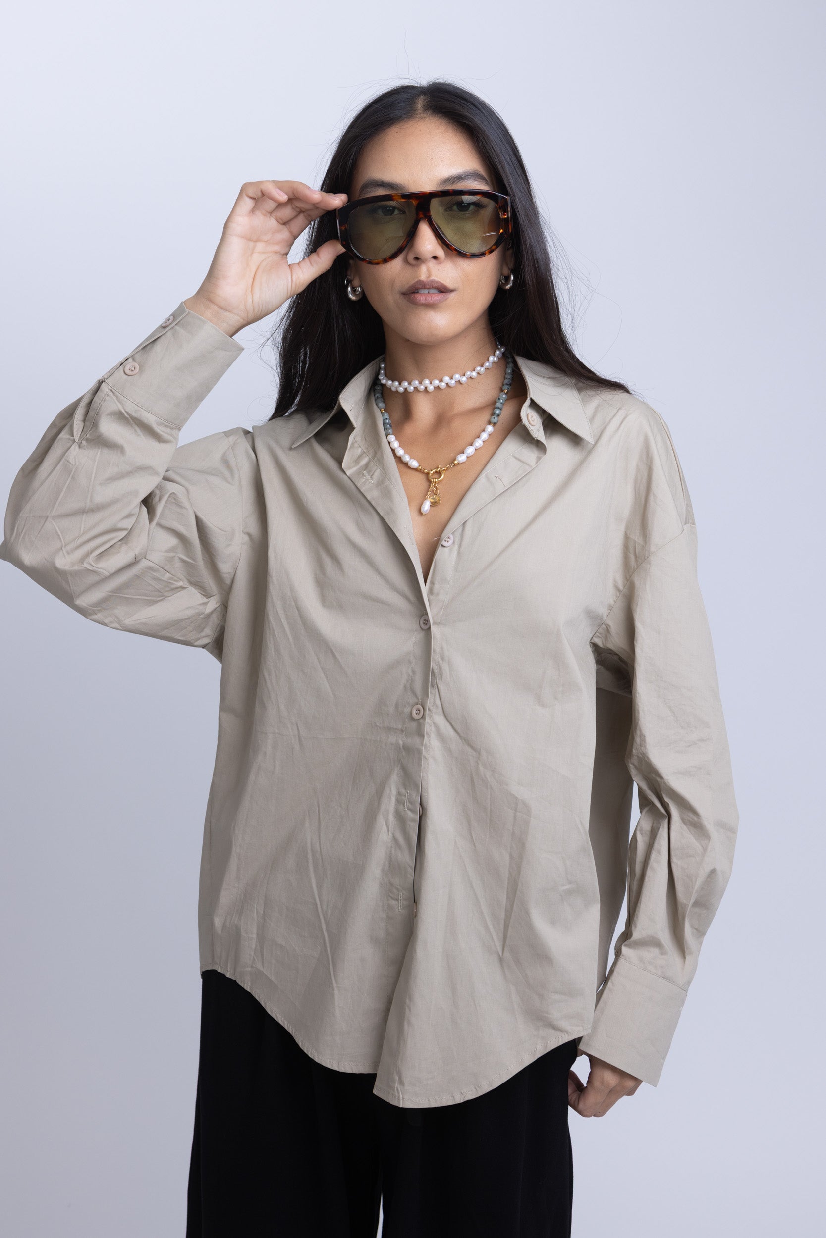 מכופתרת שחר קרם