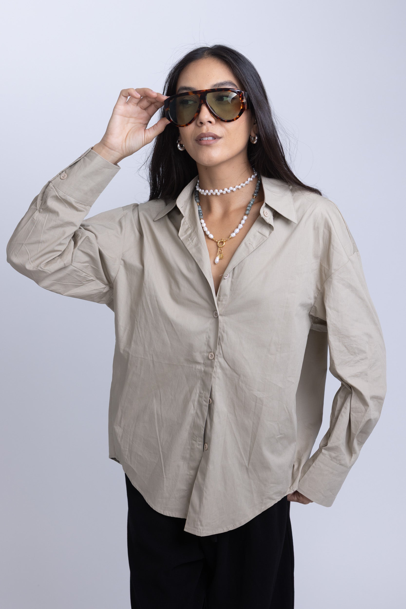 מכופתרת שחר קרם