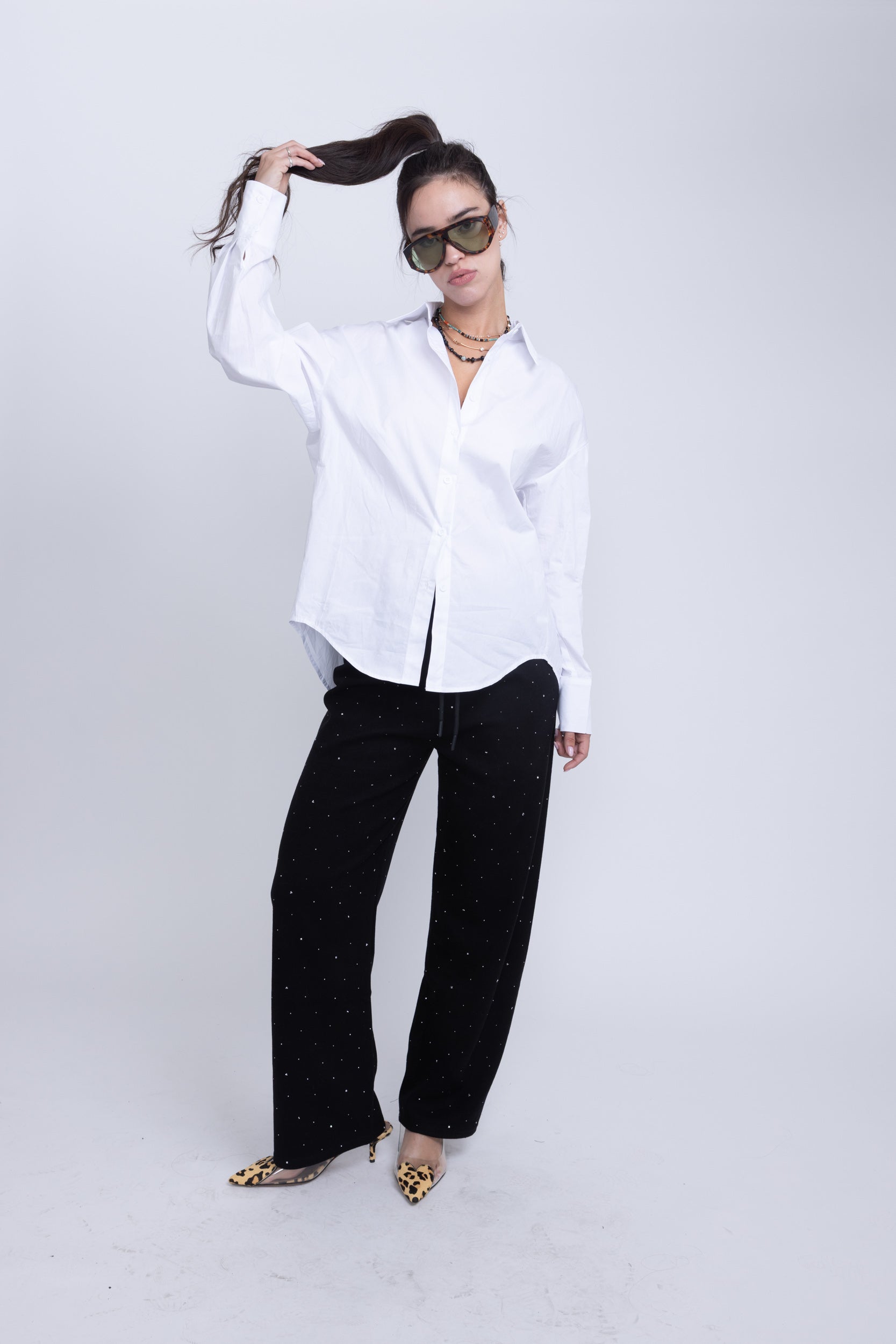 מכופתרת שחר לבן