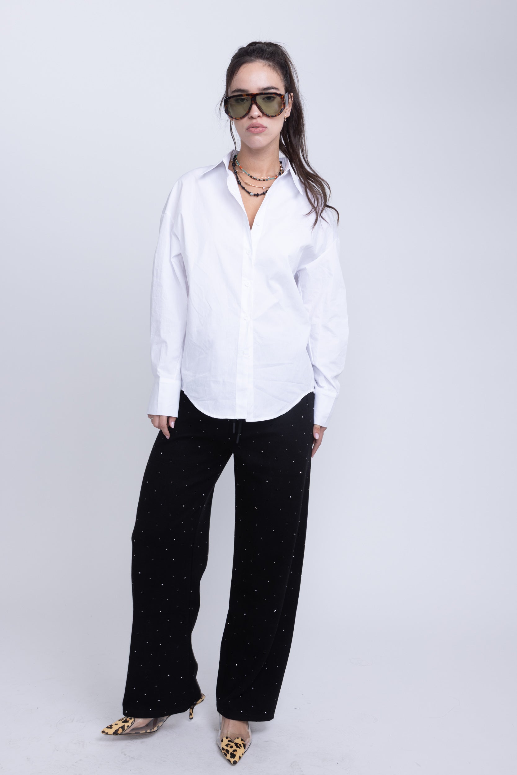 מכופתרת שחר לבן