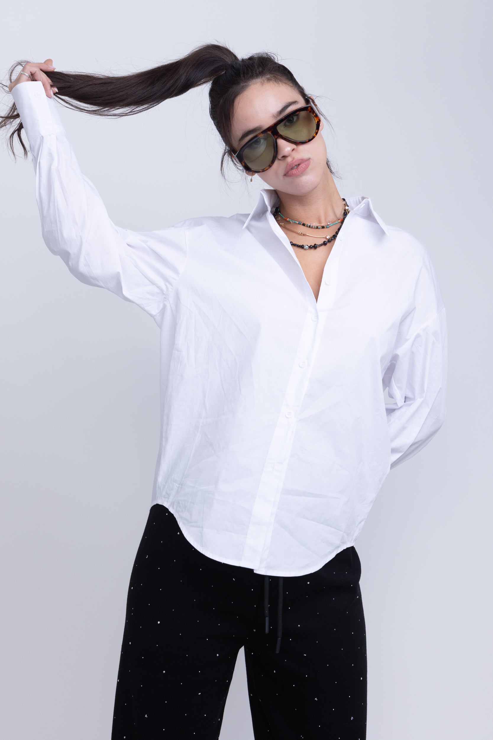 מכופתרת שחר לבן