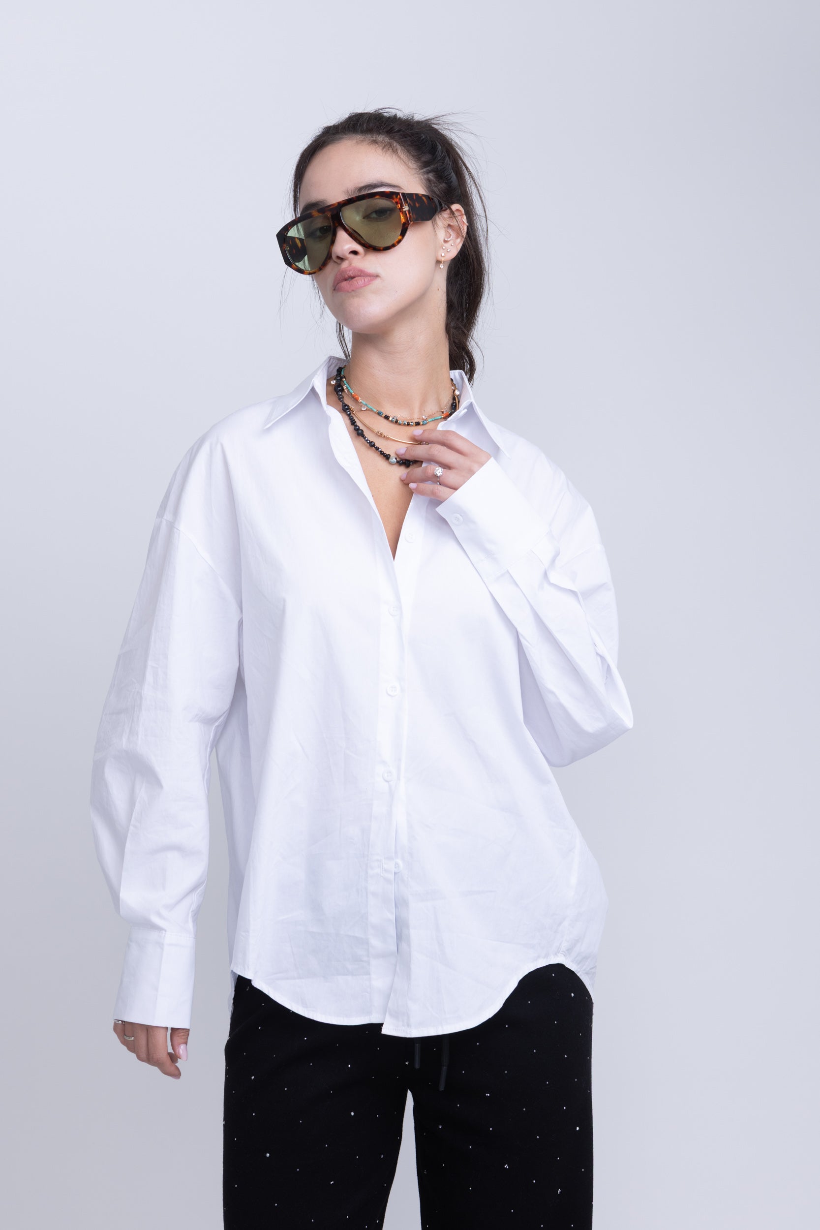 מכופתרת שחר לבן