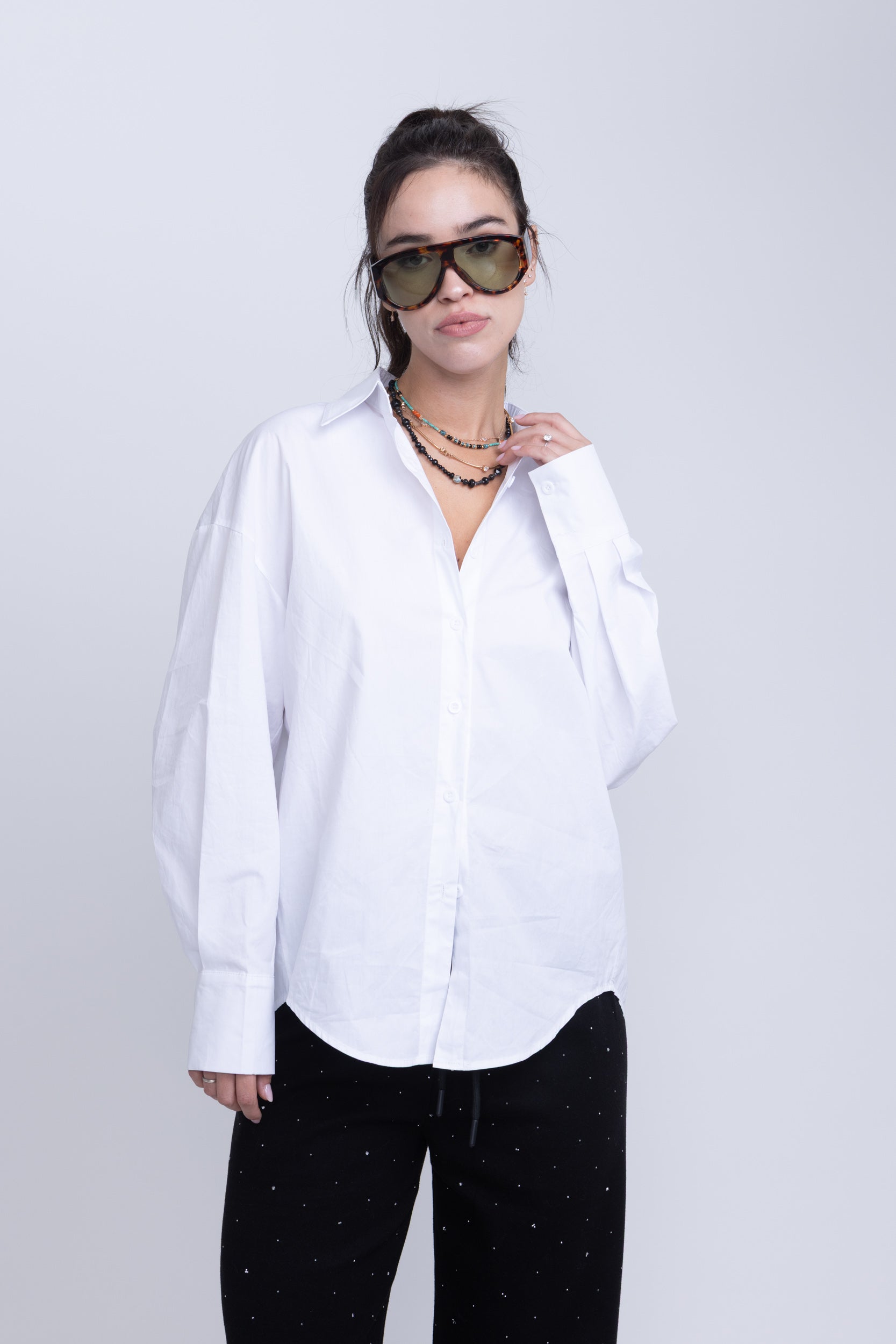 מכופתרת שחר לבן