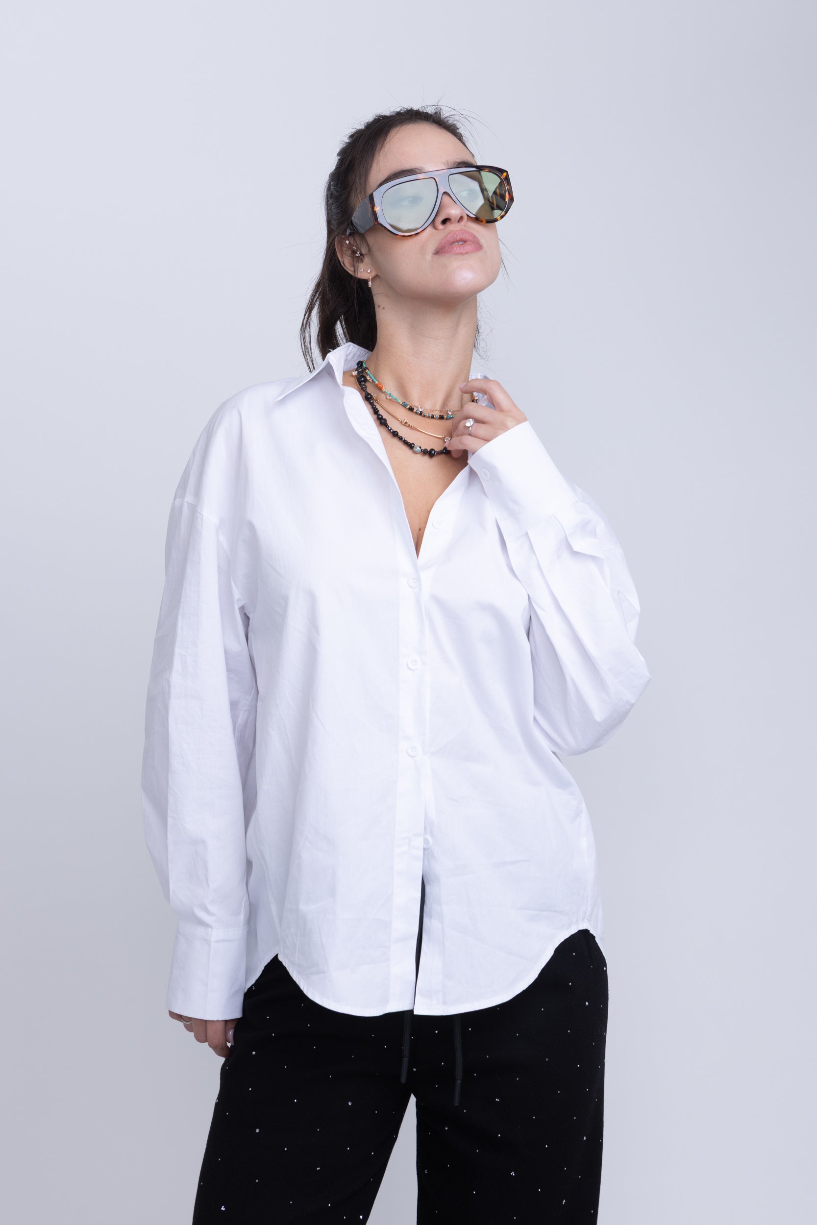 מכופתרת שחר לבן