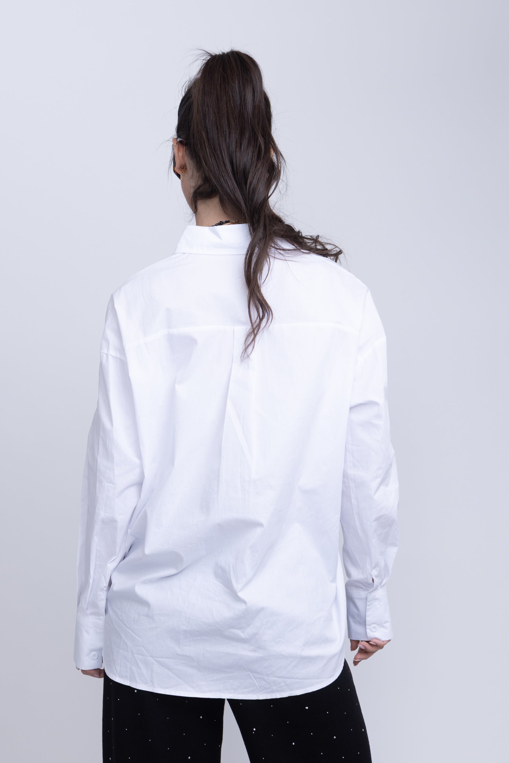 מכופתרת שחר לבן