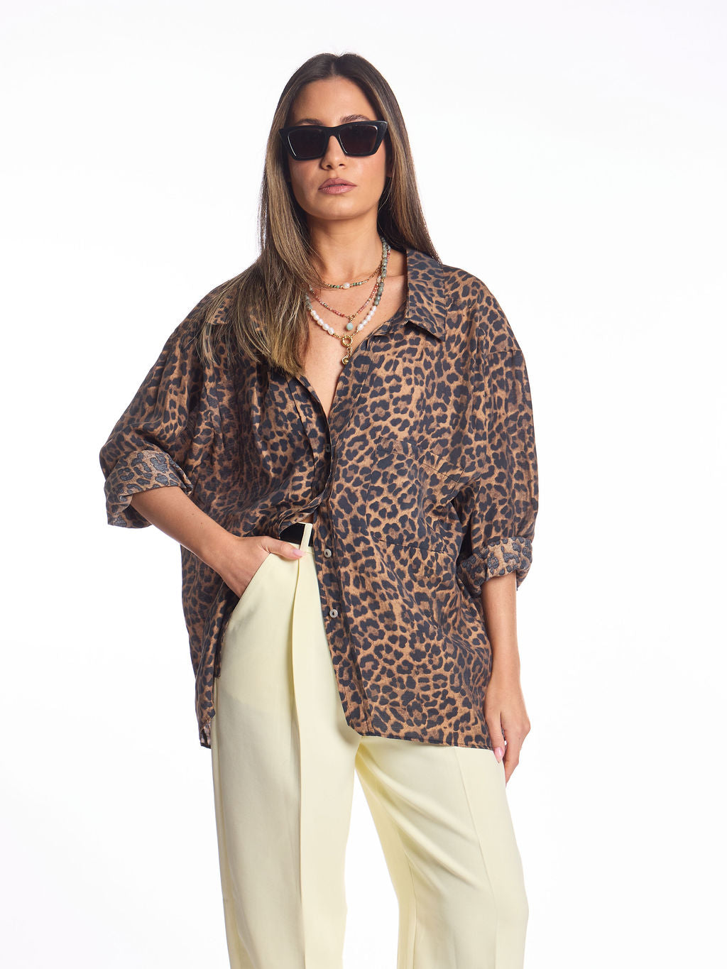 מכופתרת אניטה מנומר