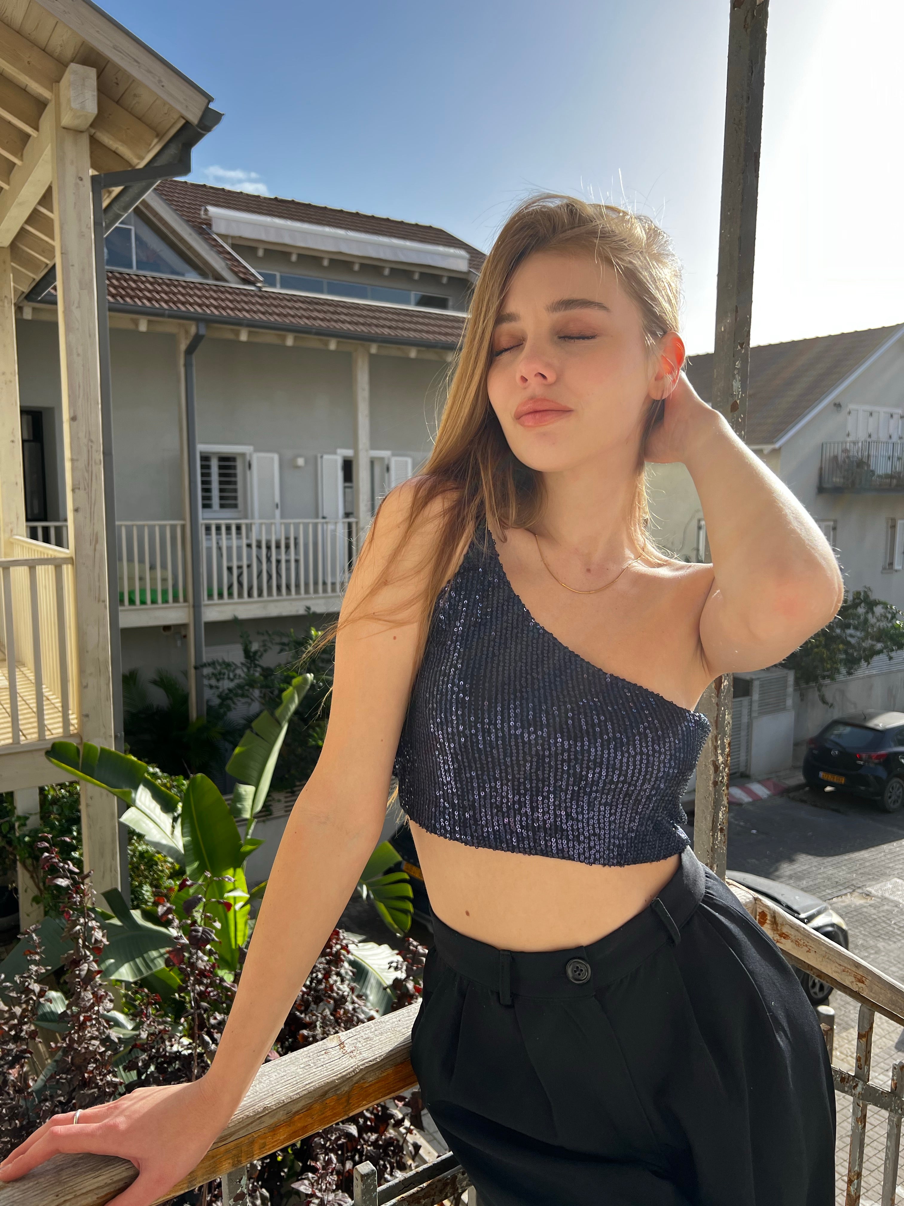 גופית פייטים כתף אחת