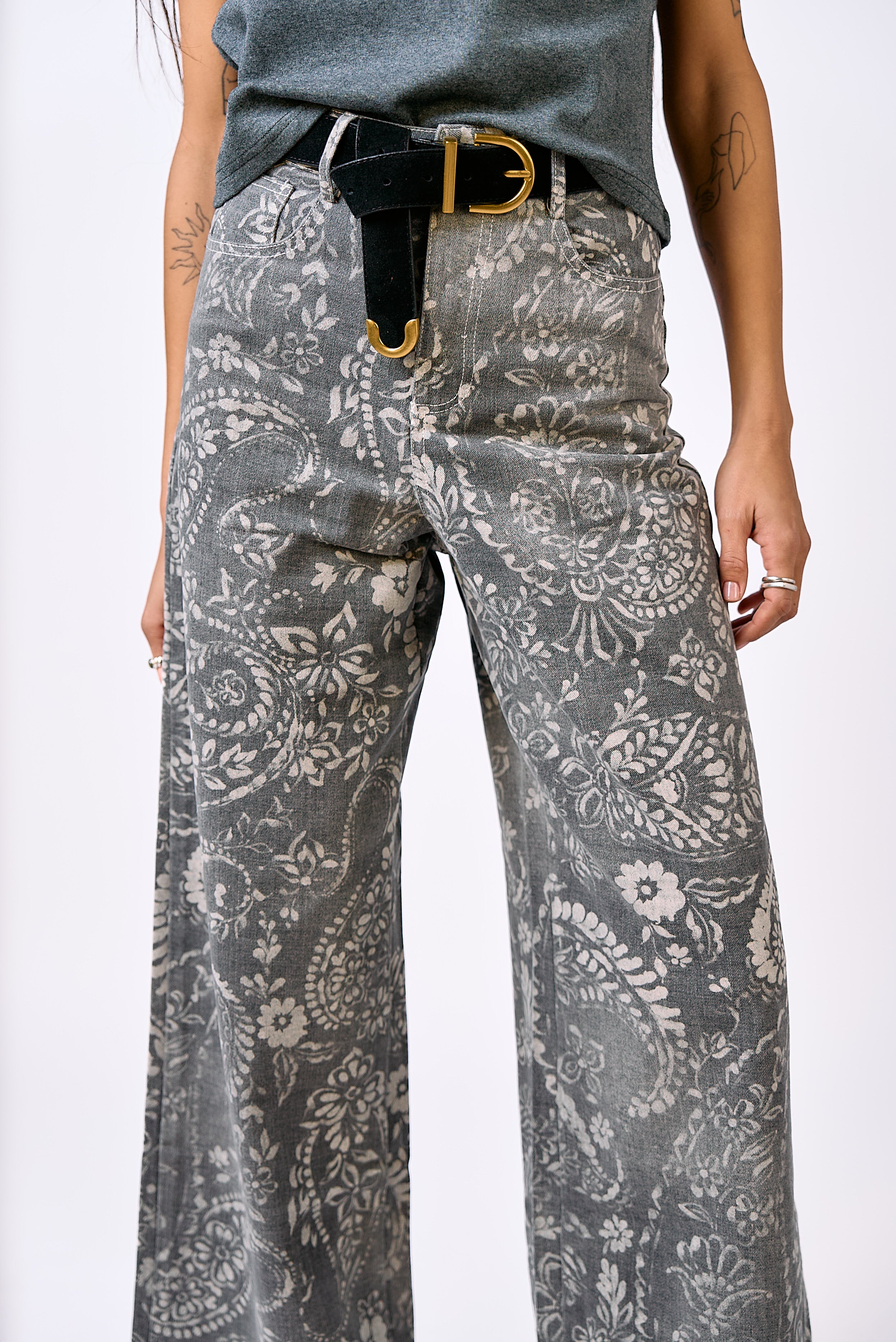 ג׳ינס היילי בנדנה שחור