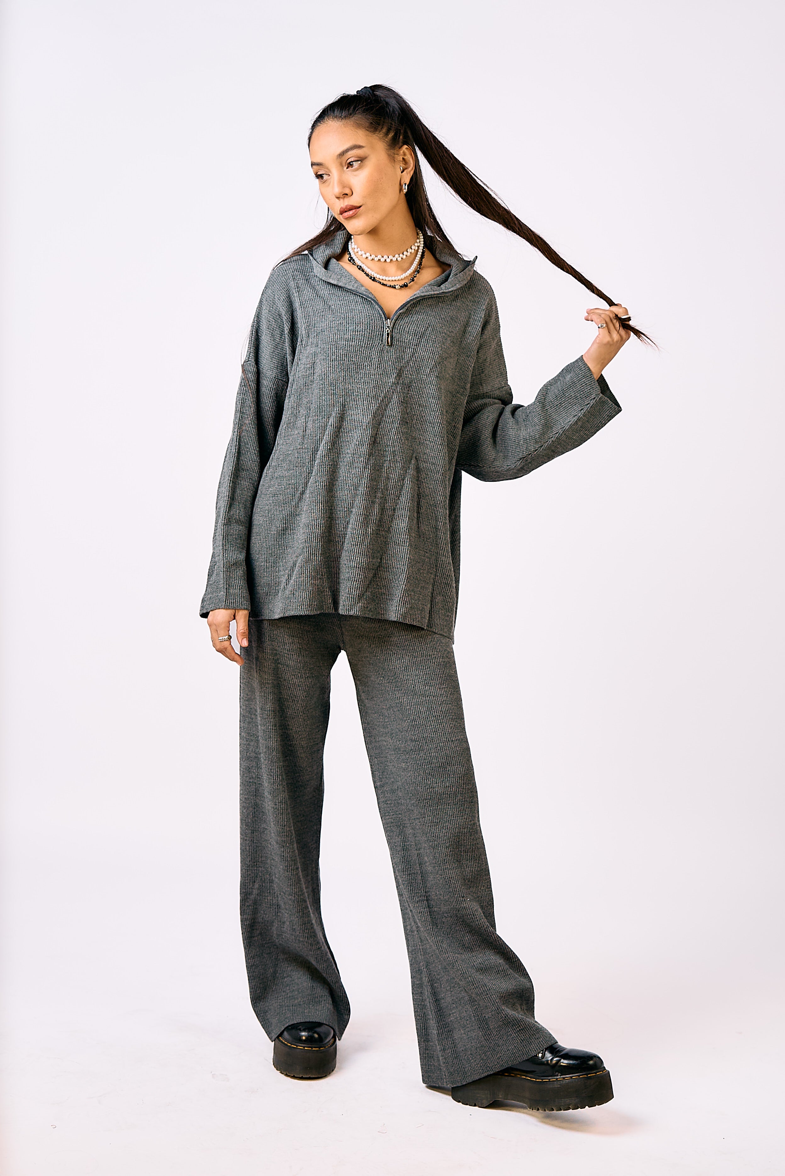 חליפת סריג בי אפור