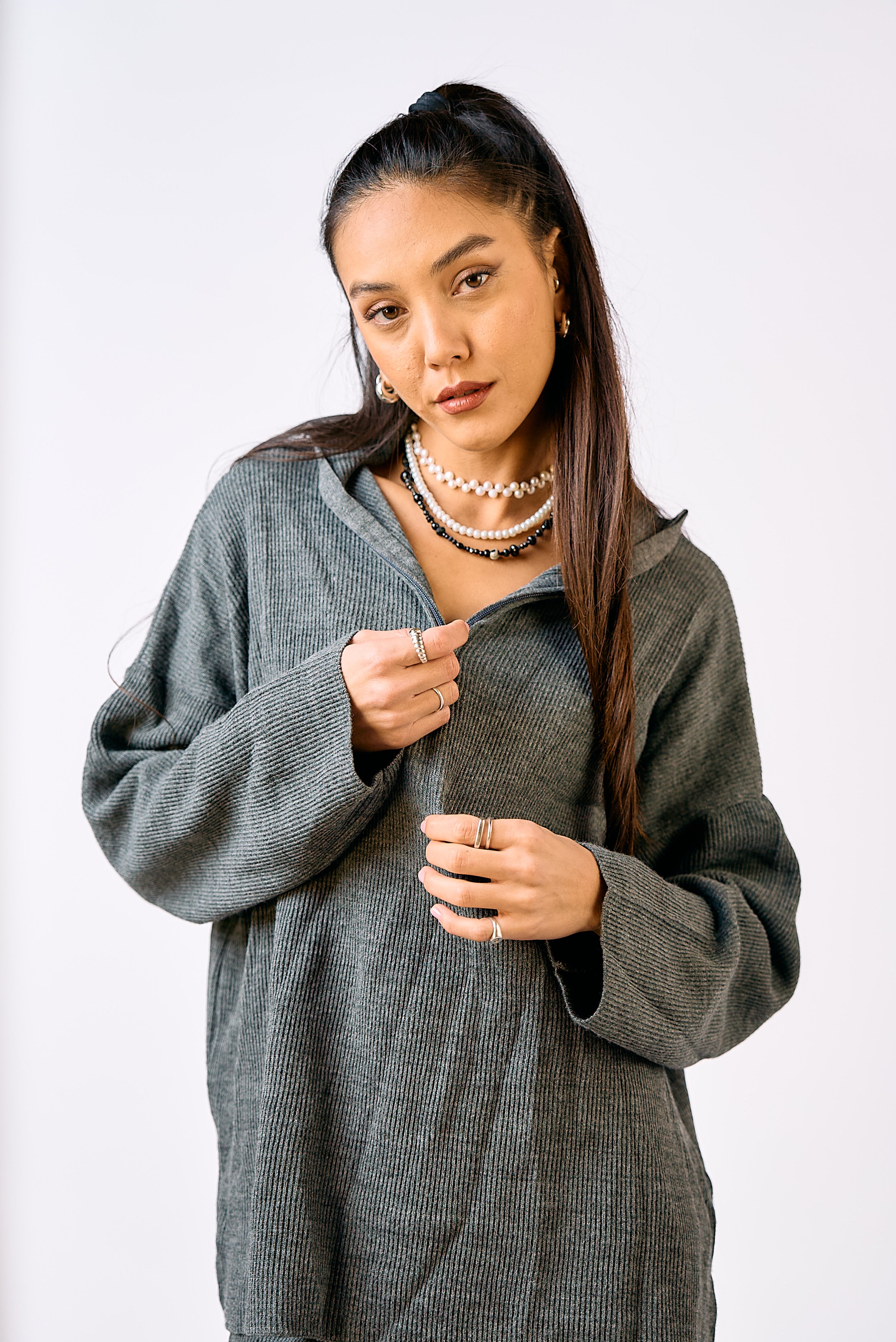 חליפת סריג בי אפור