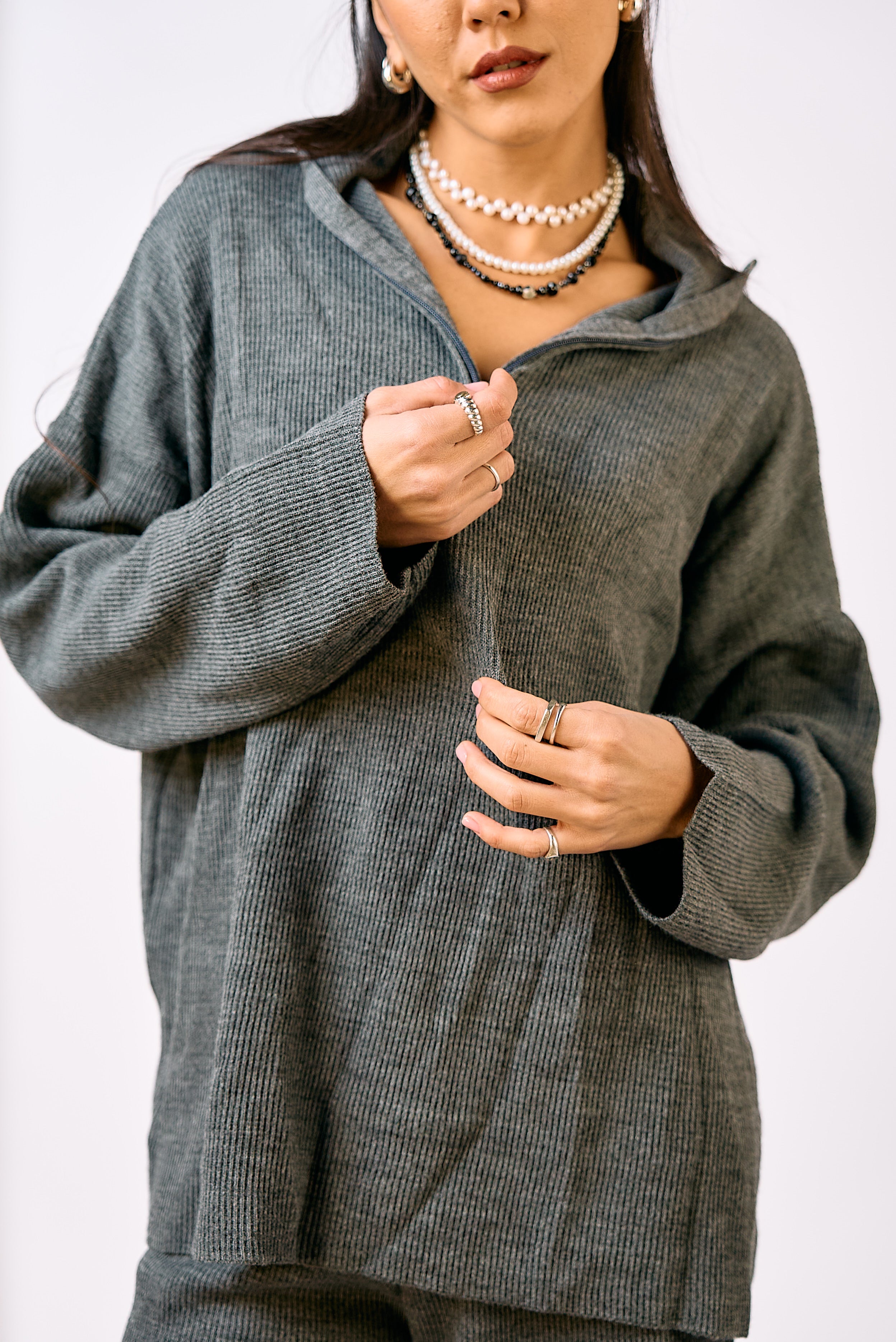 חליפת סריג בי אפור