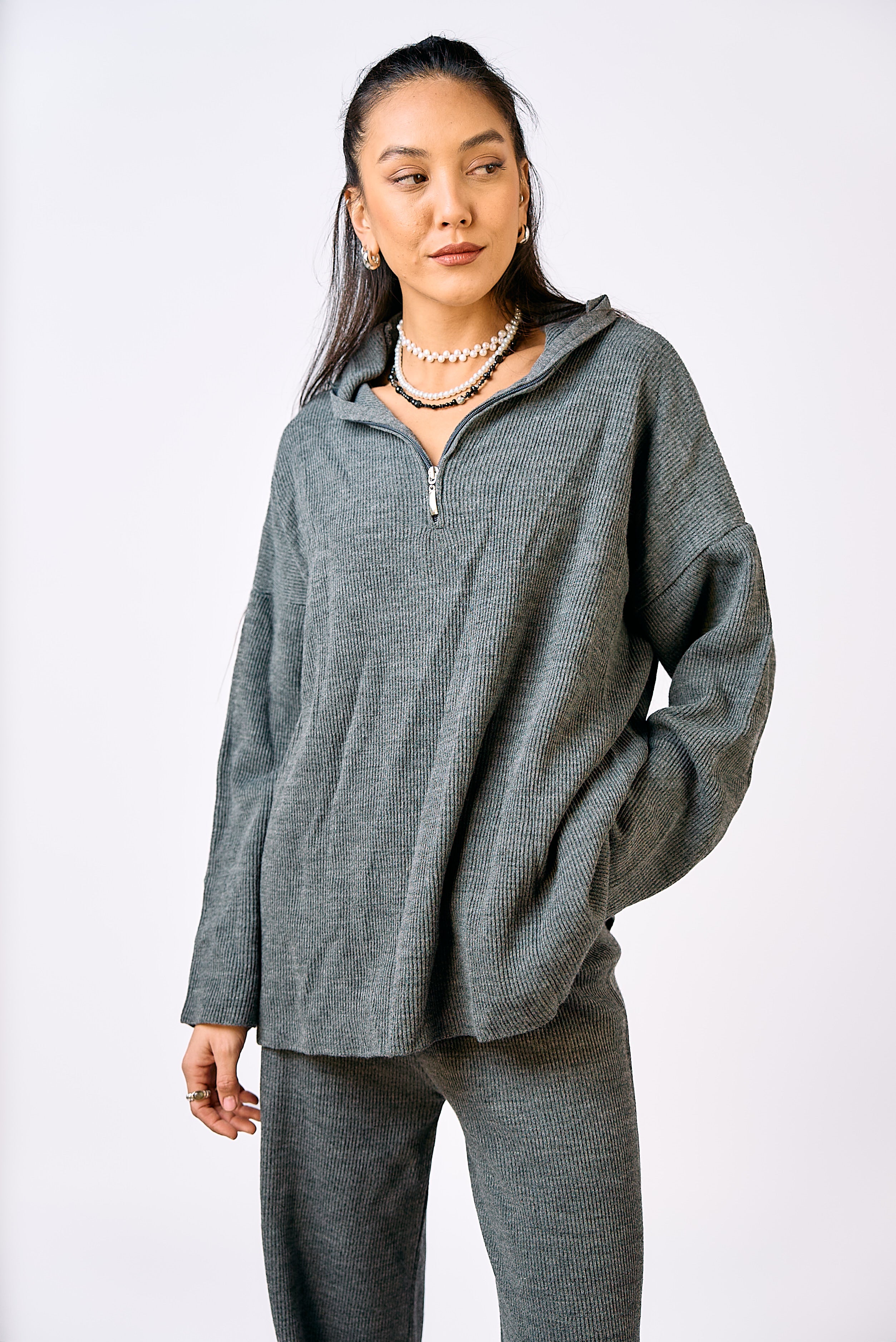 חליפת סריג בי אפור