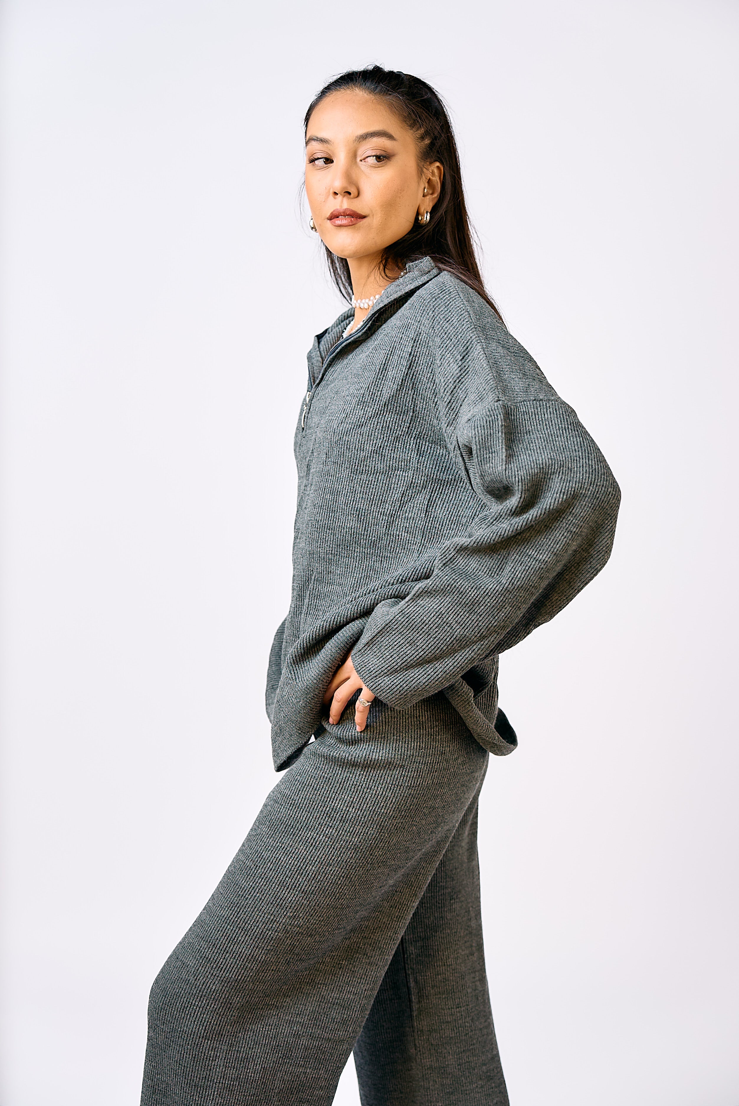 חליפת סריג בי אפור