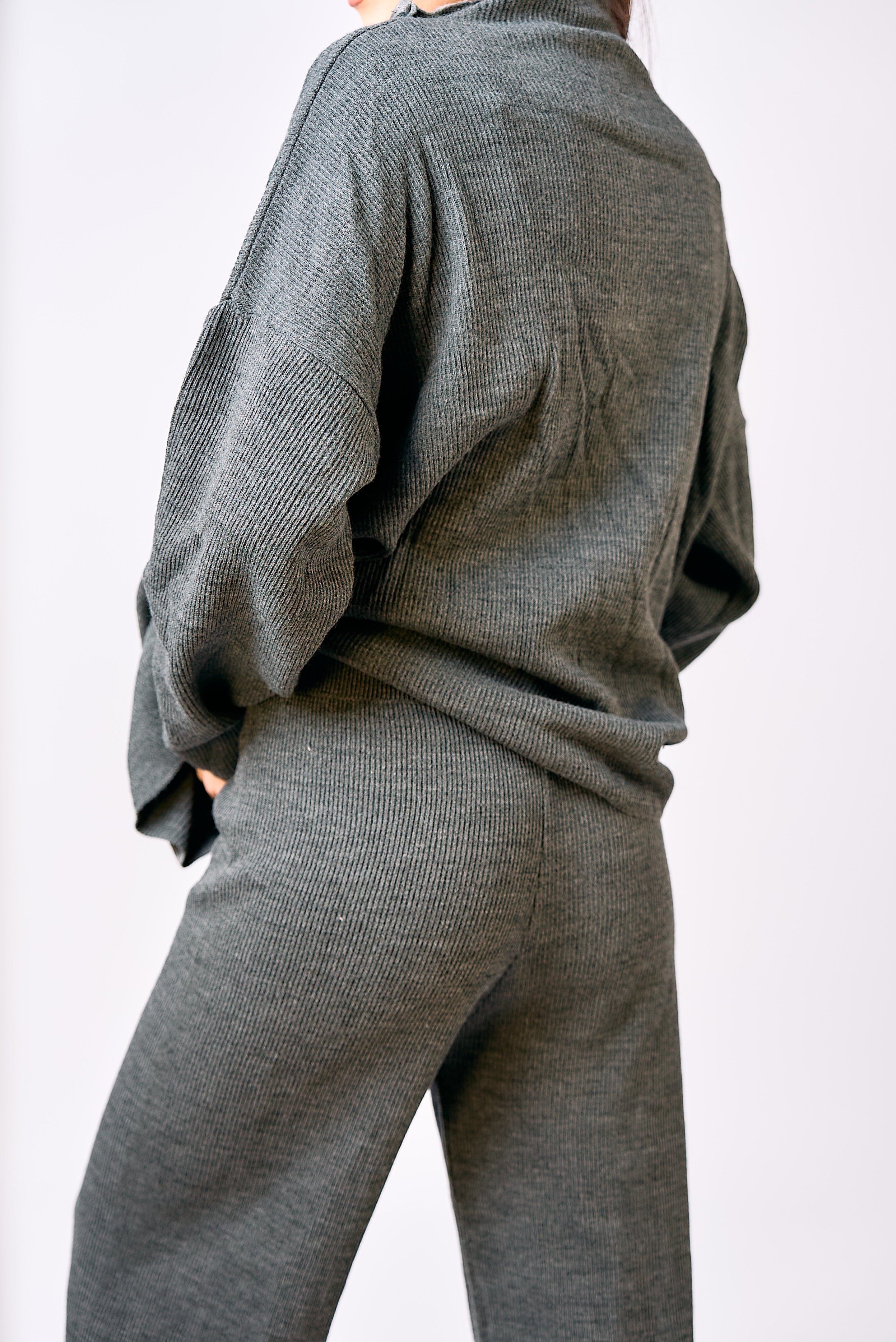 חליפת סריג בי אפור