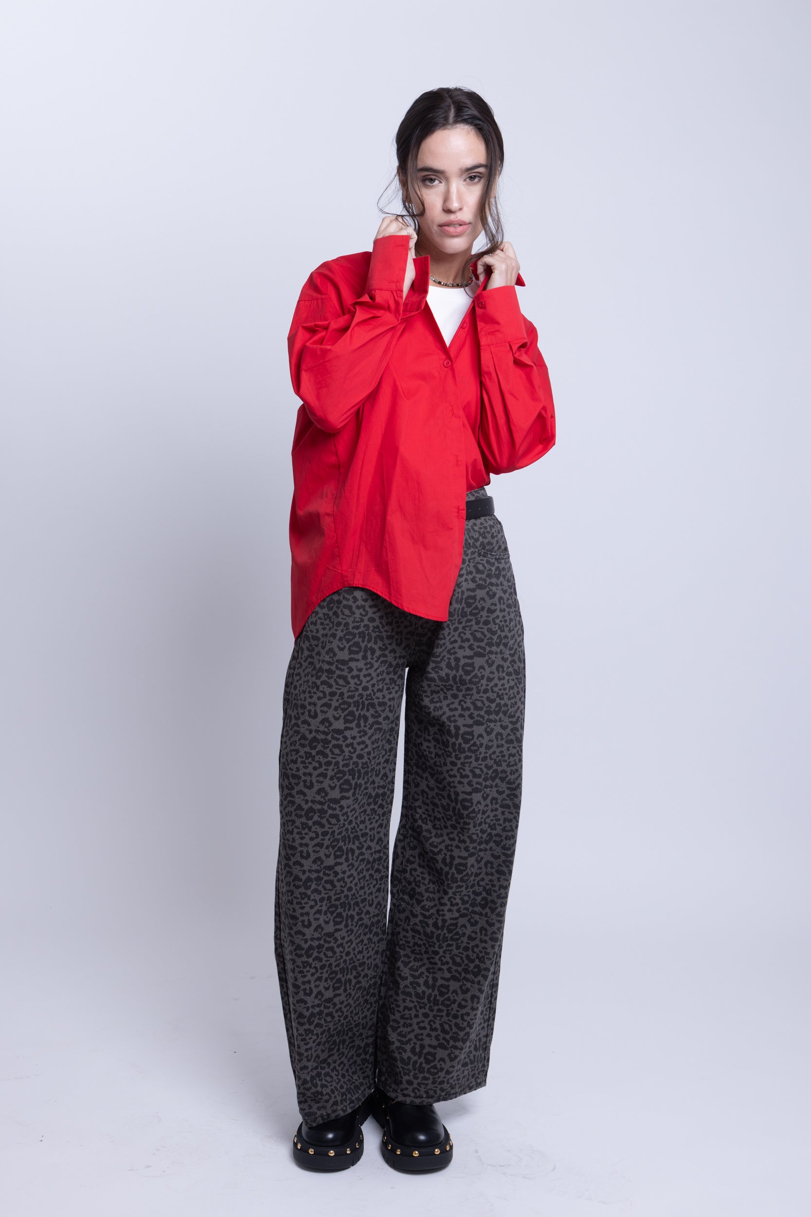 מכופתרת שחר אדום