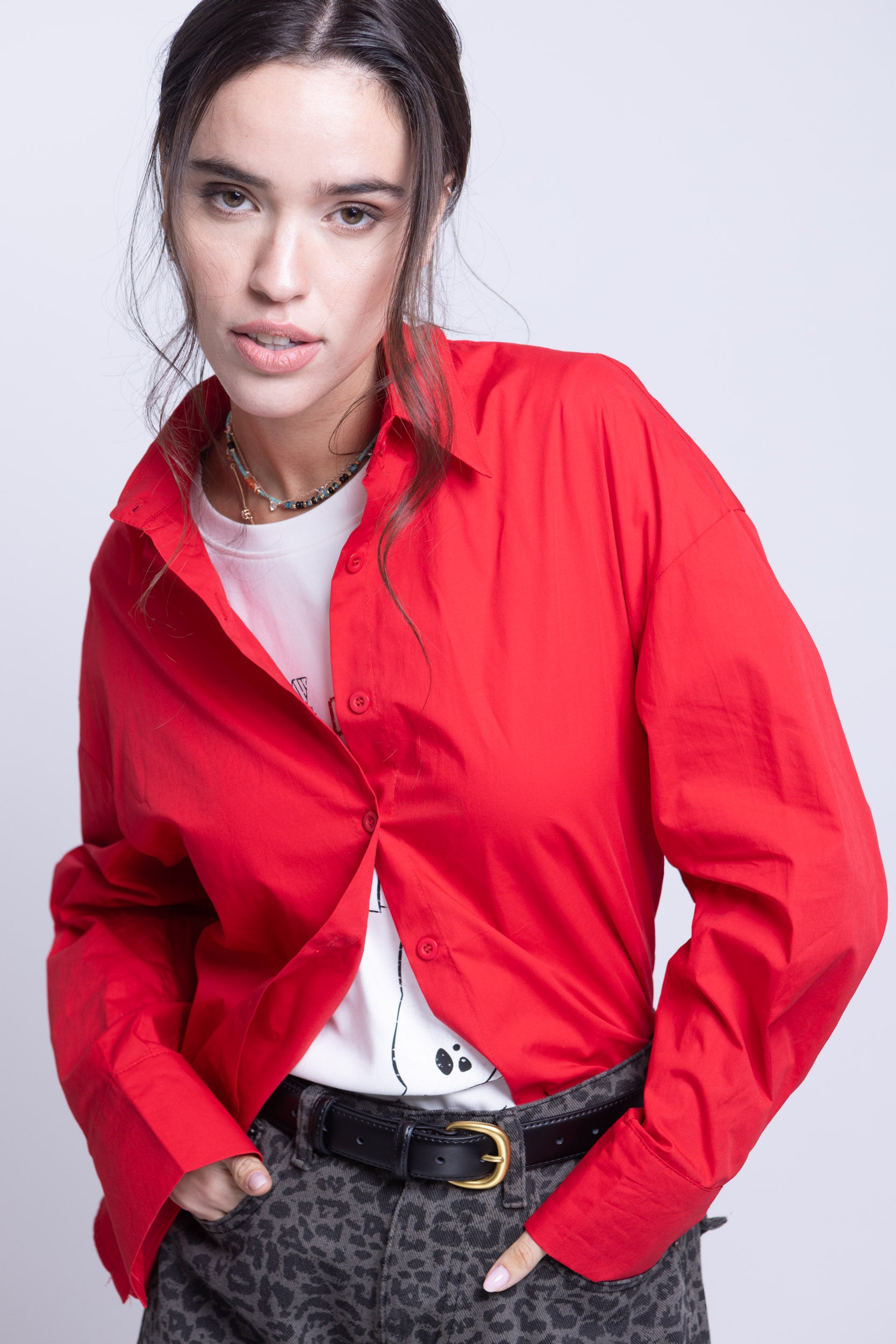 מכופתרת שחר אדום