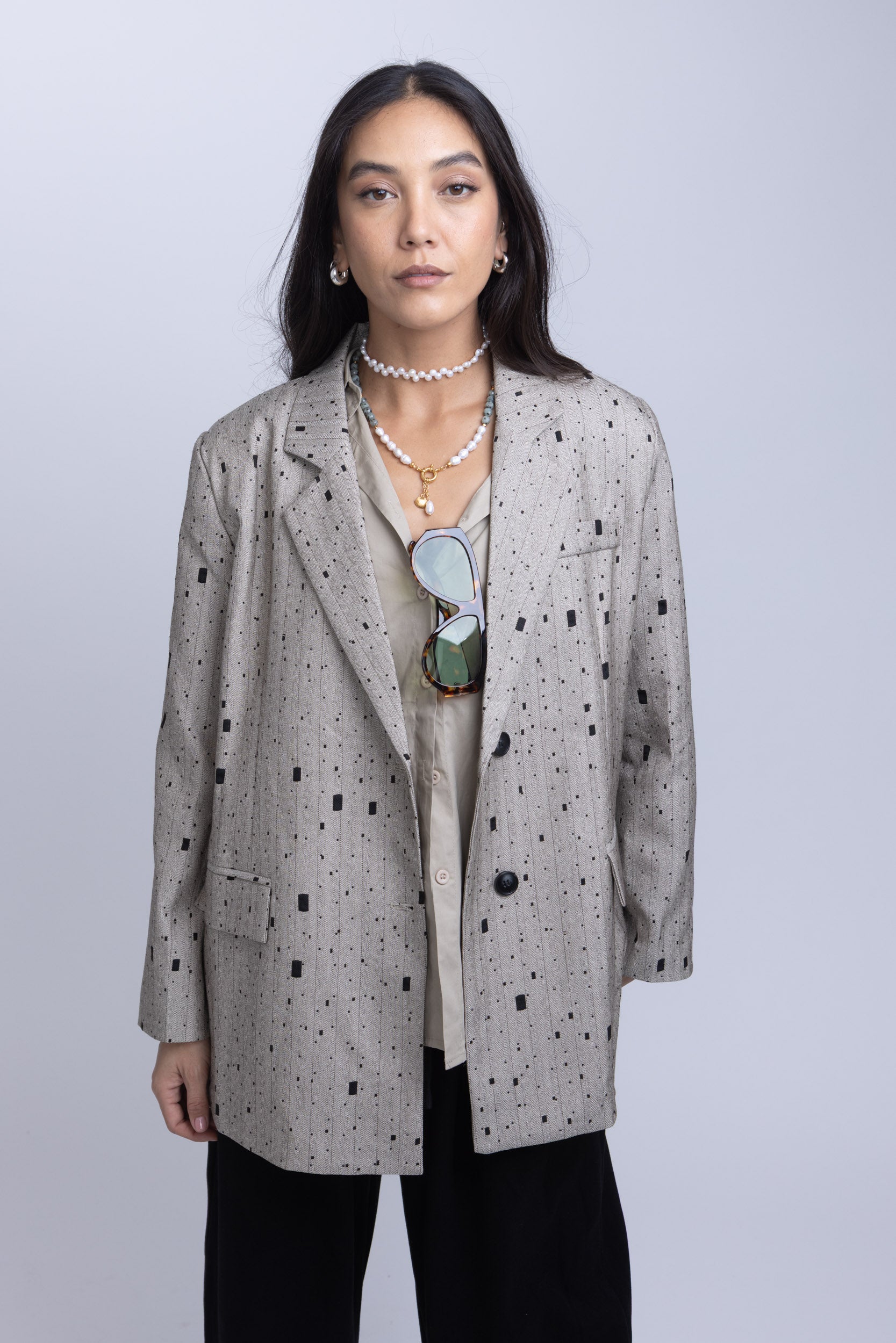 מכופתרת שחר קרם