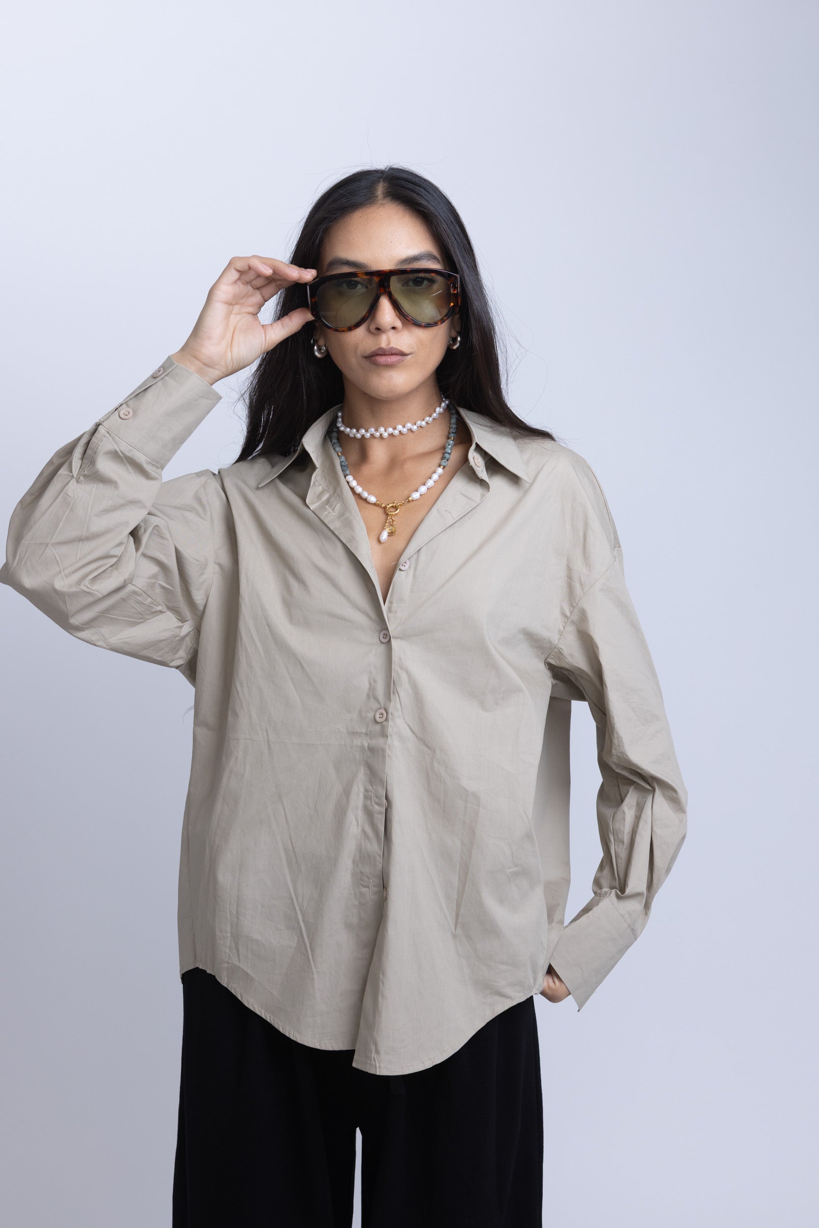 מכופתרת שחר קרם