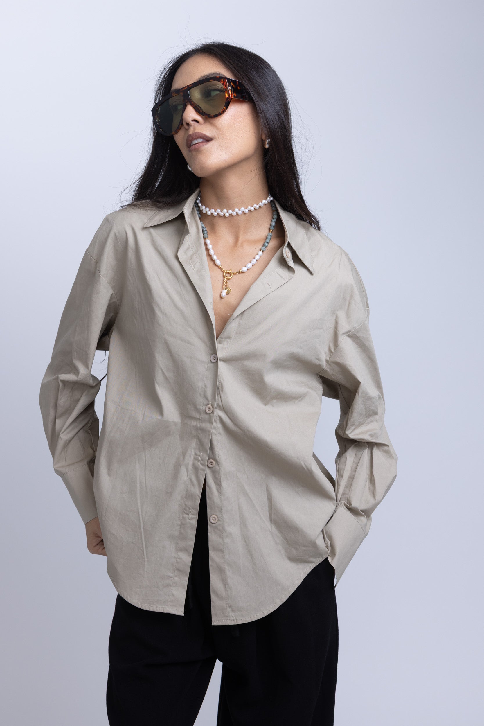 מכופתרת שחר קרם