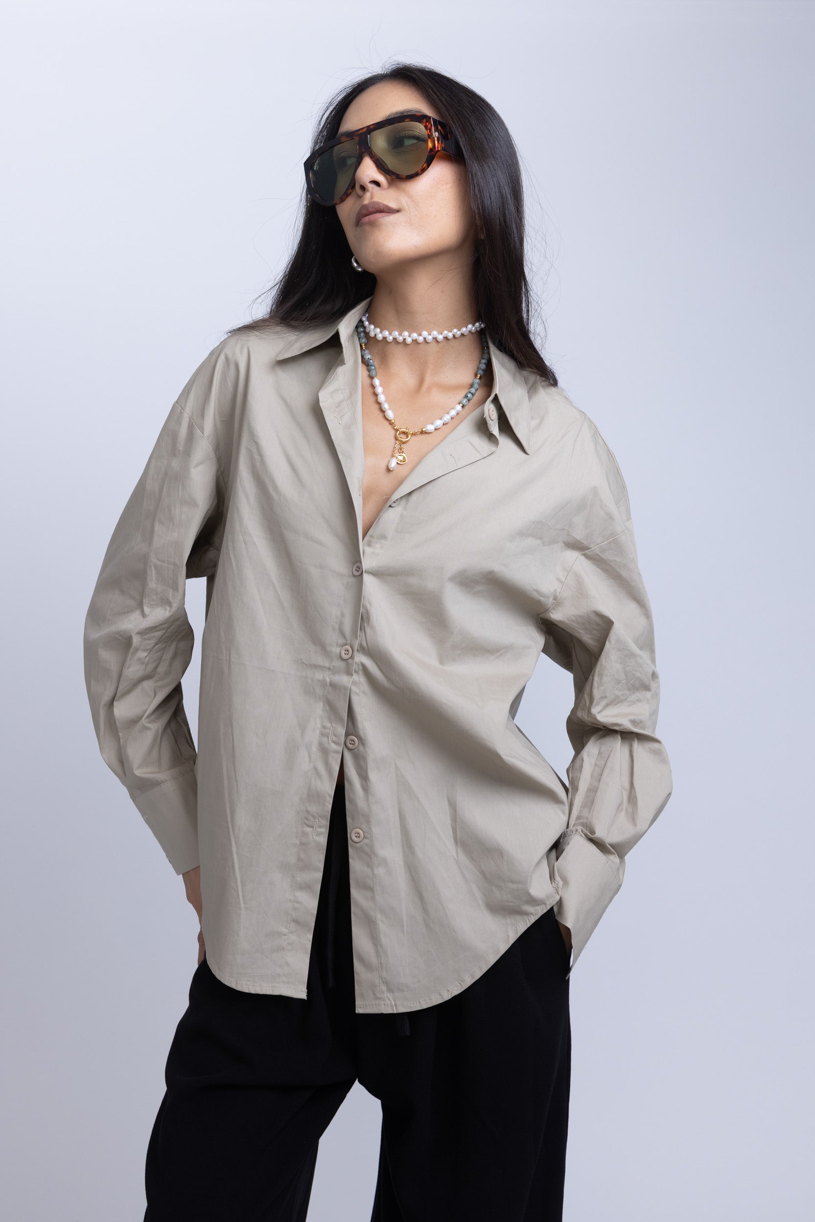 מכופתרת שחר קרם