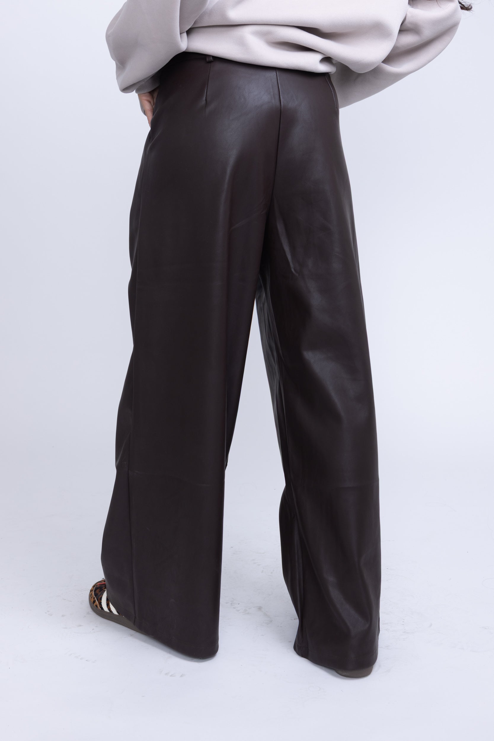 מכנס דמוי עור אלכס חום