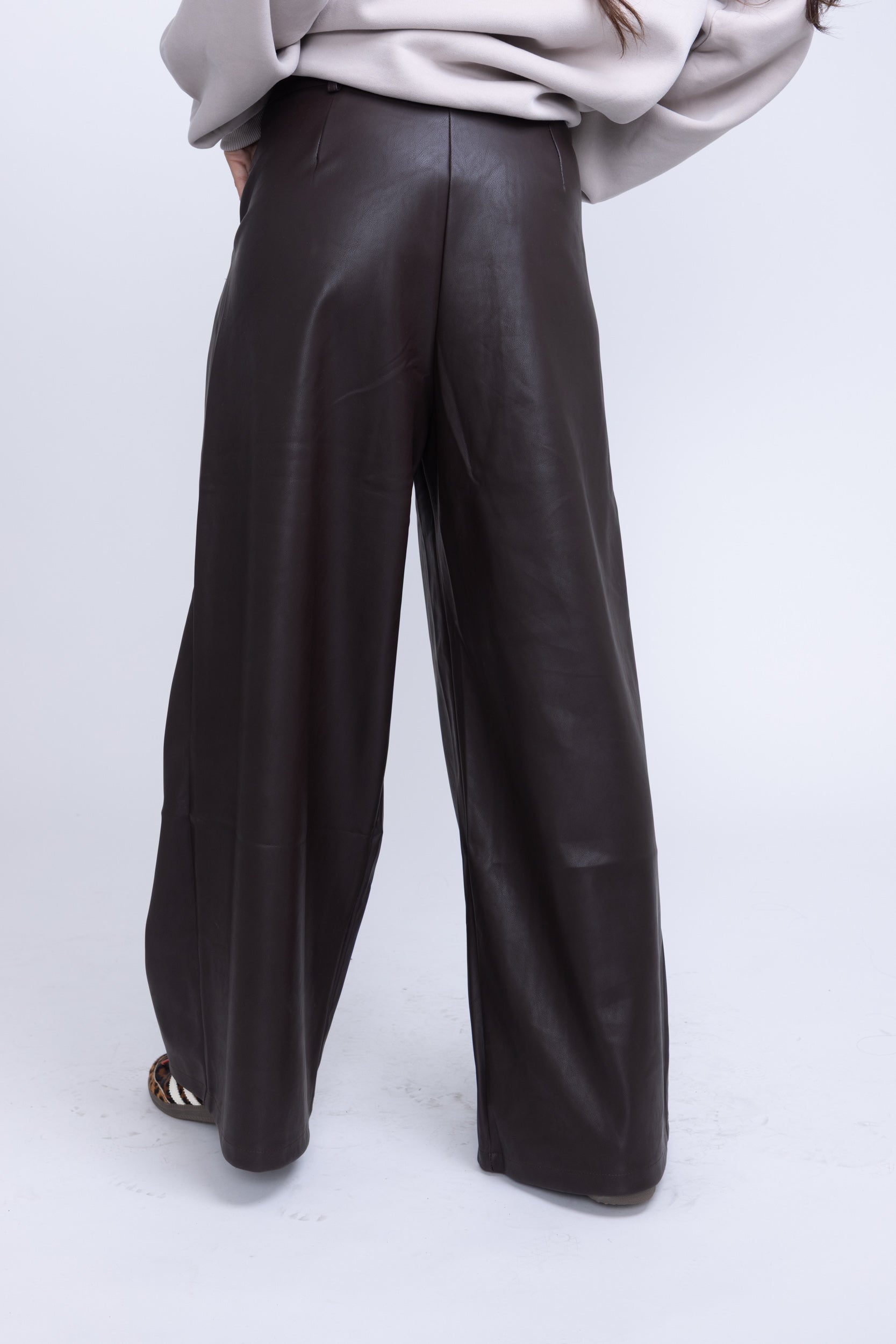 מכנס דמוי עור אלכס חום