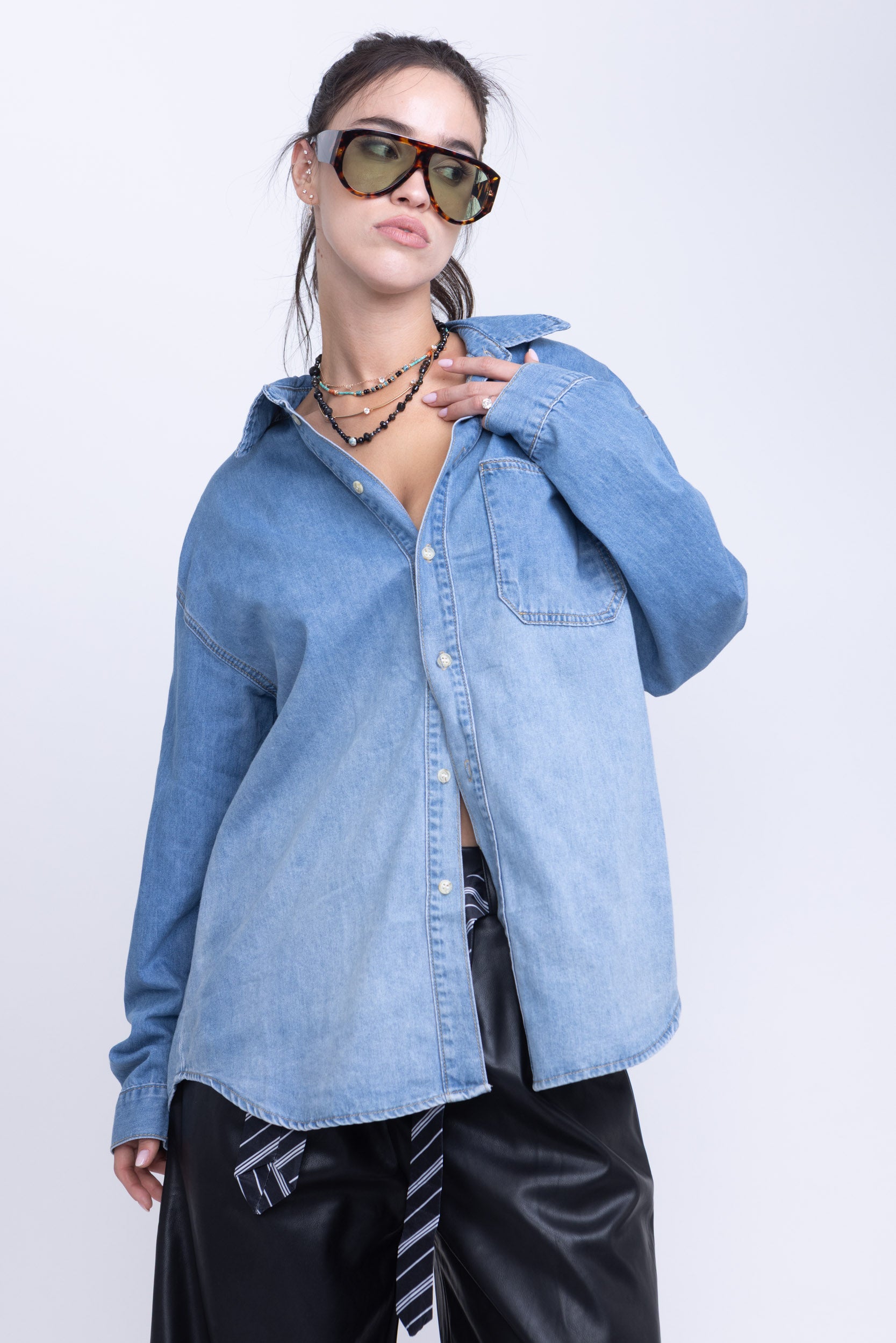 מכופתרת ג׳ינס