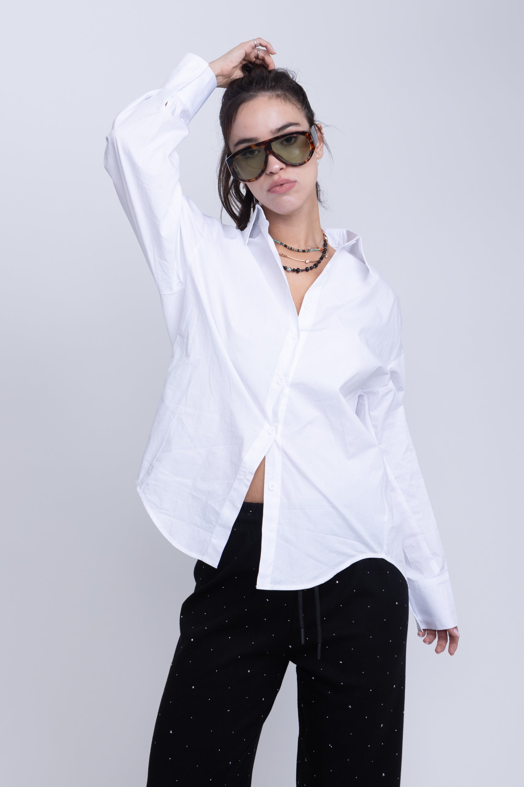 מכופתרת שחר לבן