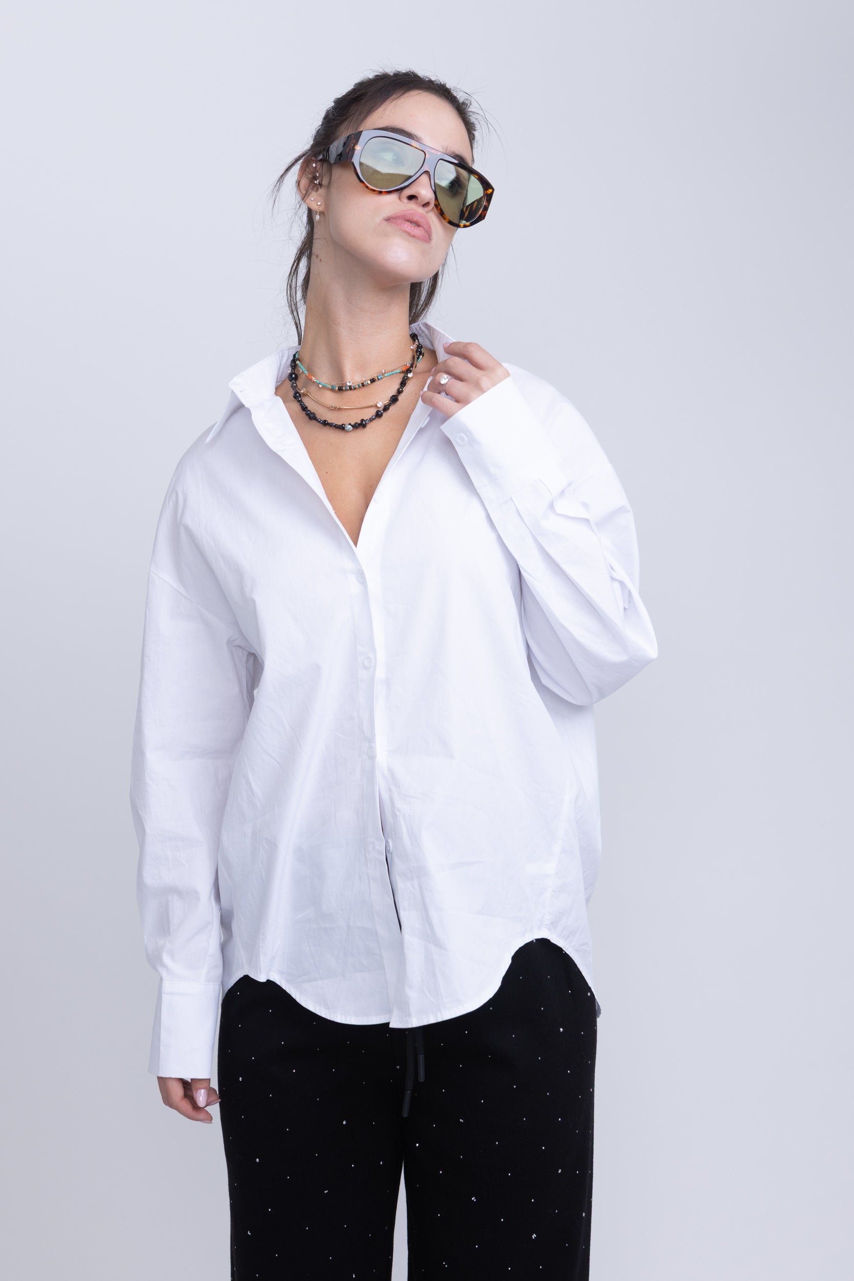 מכופתרת שחר לבן