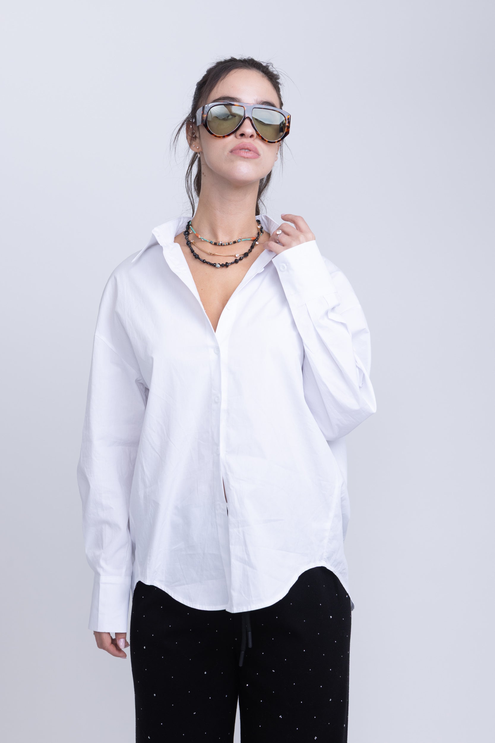 מכופתרת שחר לבן