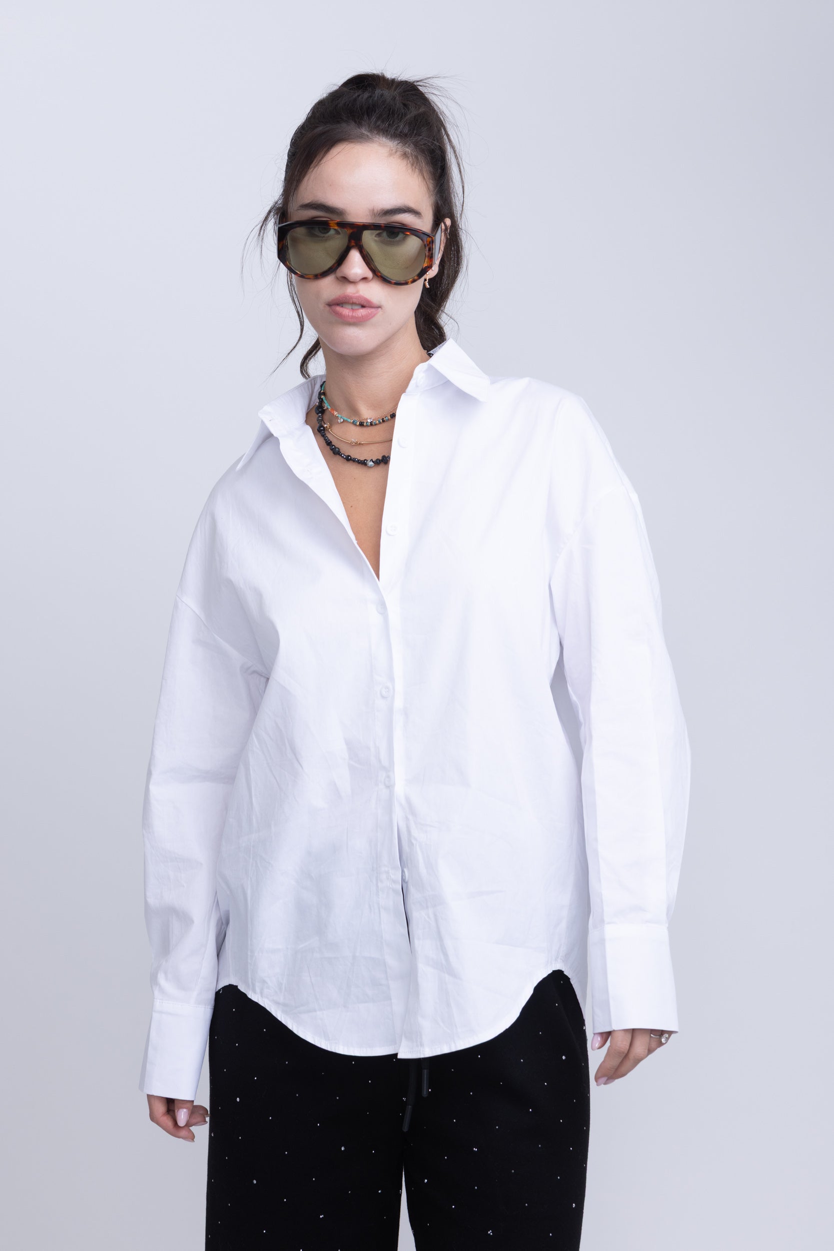 מכופתרת שחר לבן