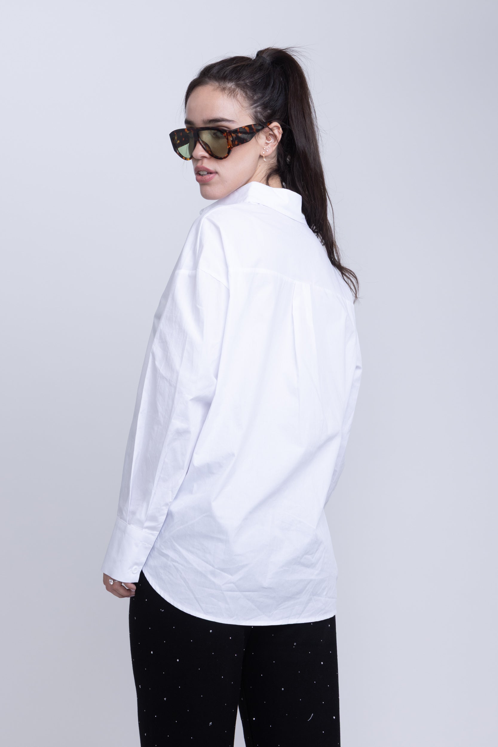 מכופתרת שחר לבן