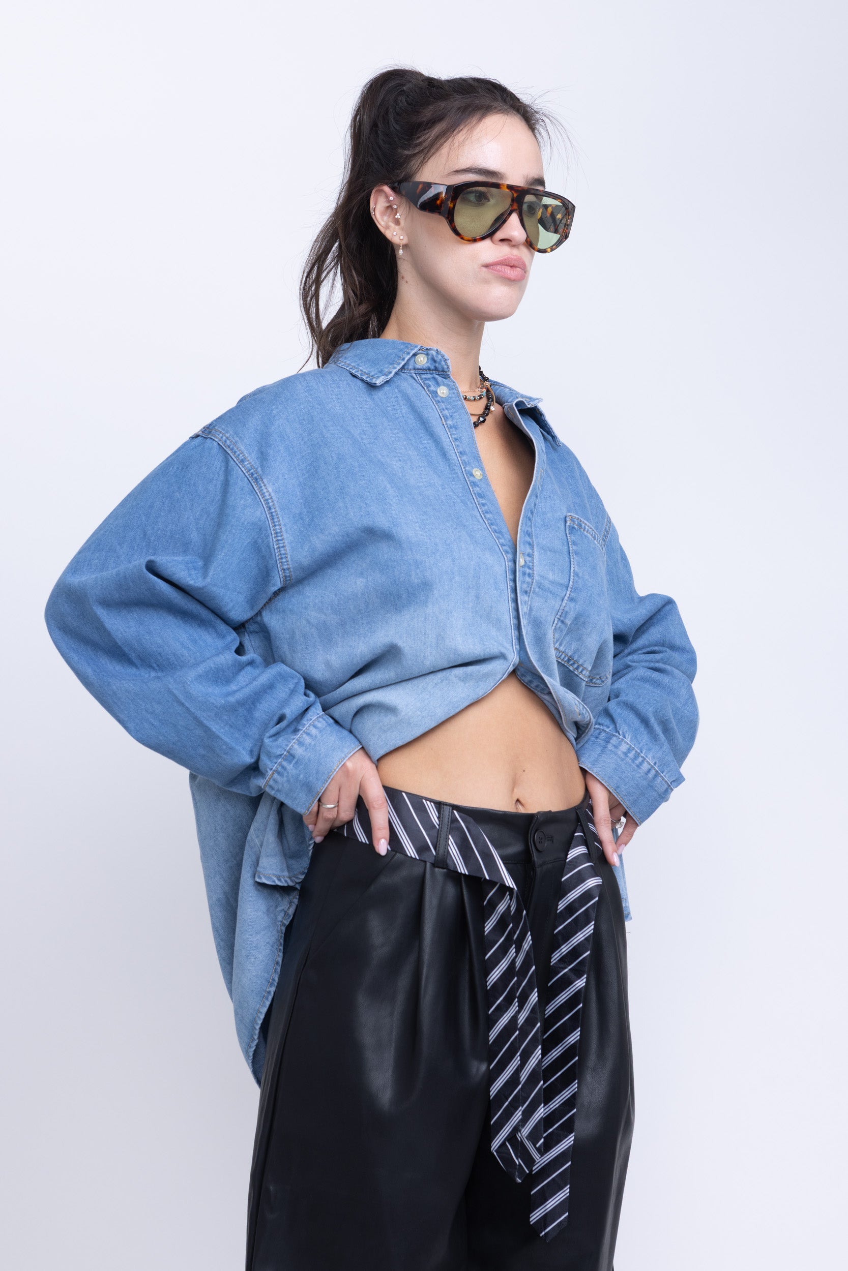 מכופתרת ג׳ינס