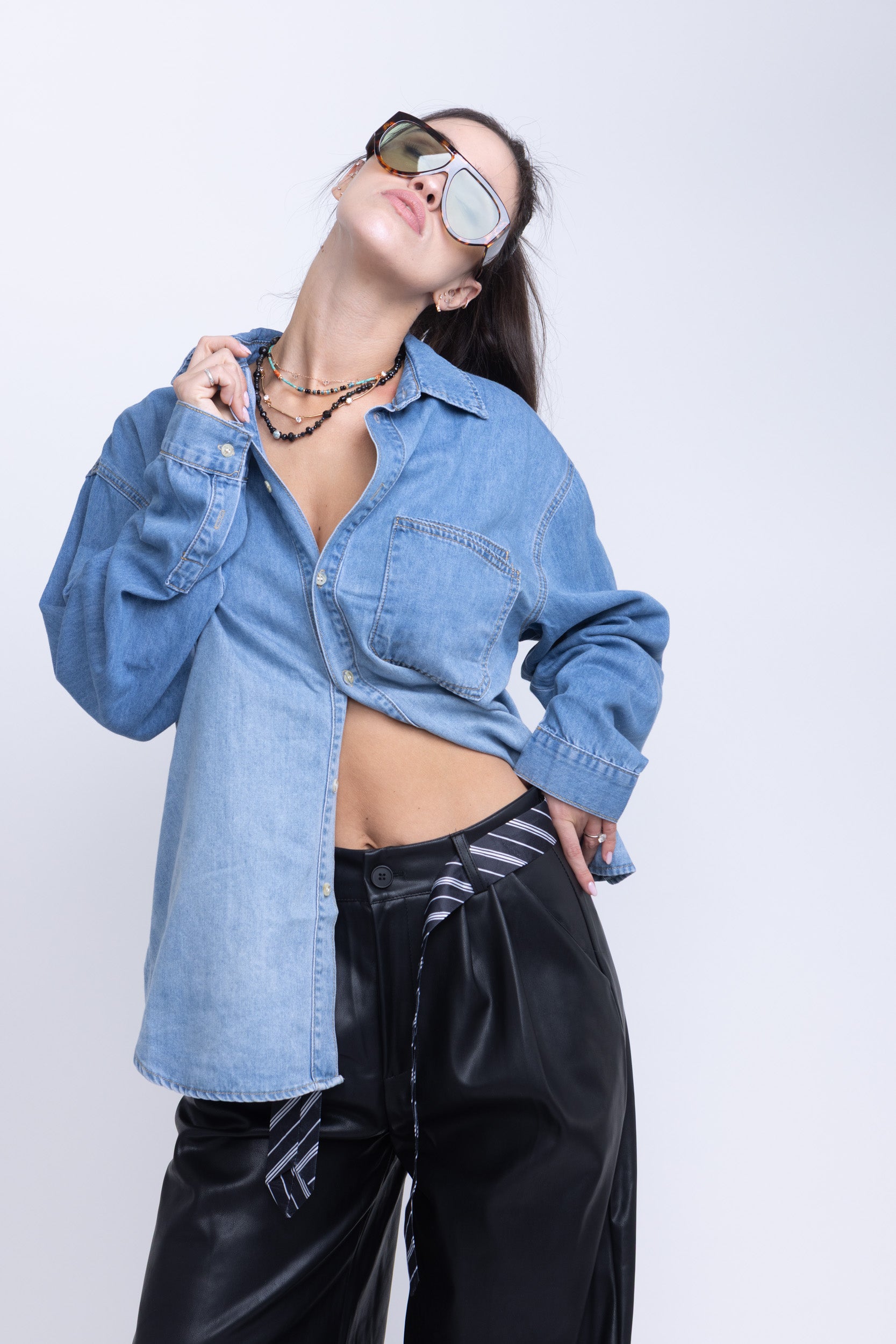 מכופתרת ג׳ינס