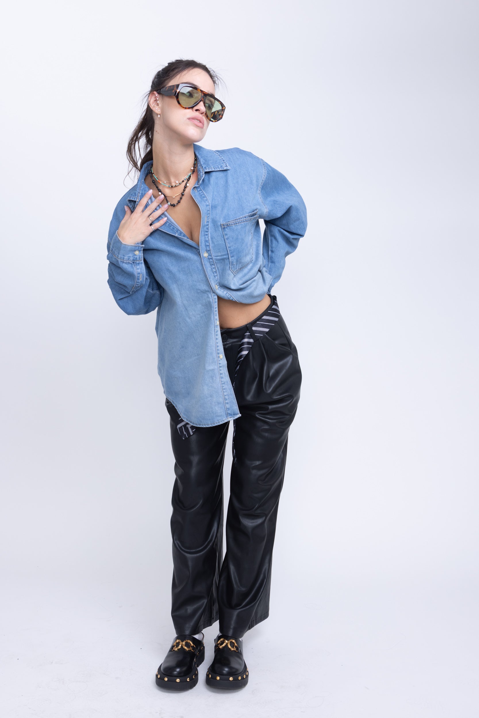 מכופתרת ג׳ינס