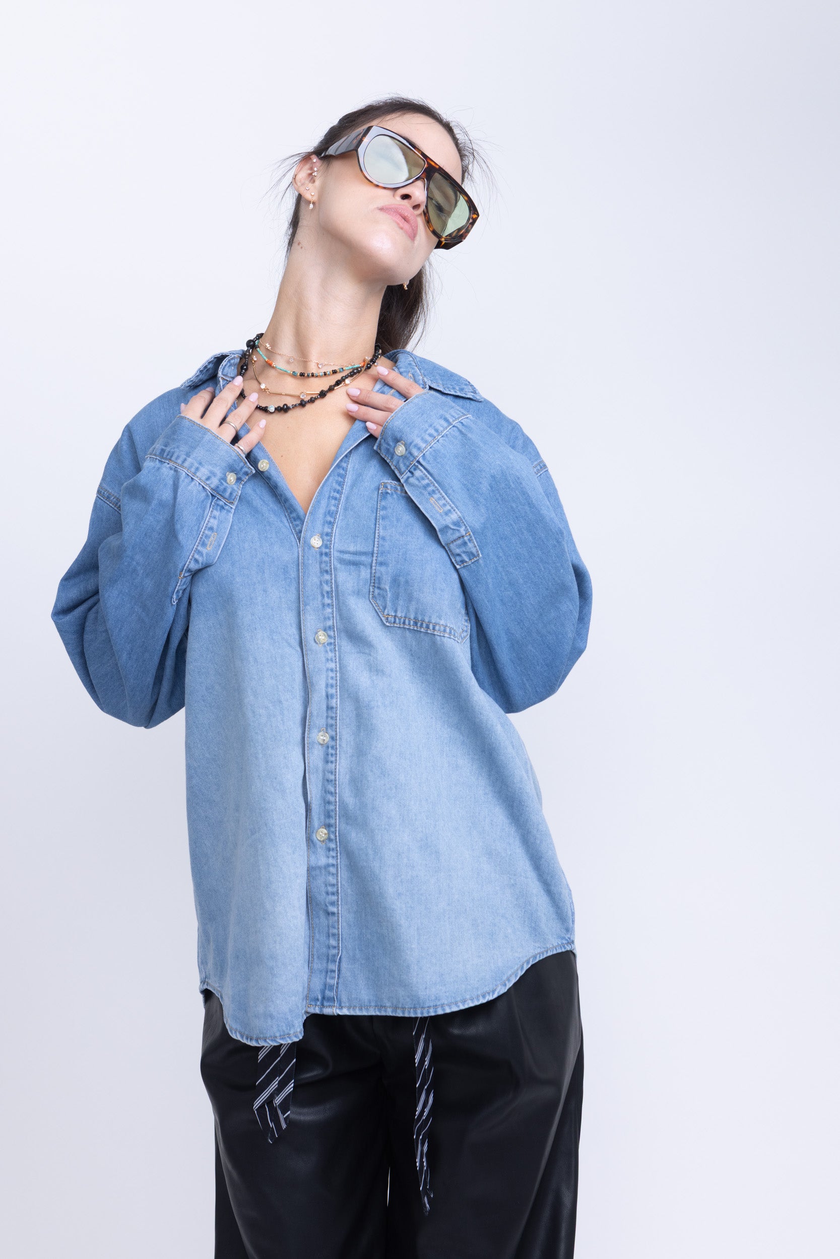 מכופתרת ג׳ינס