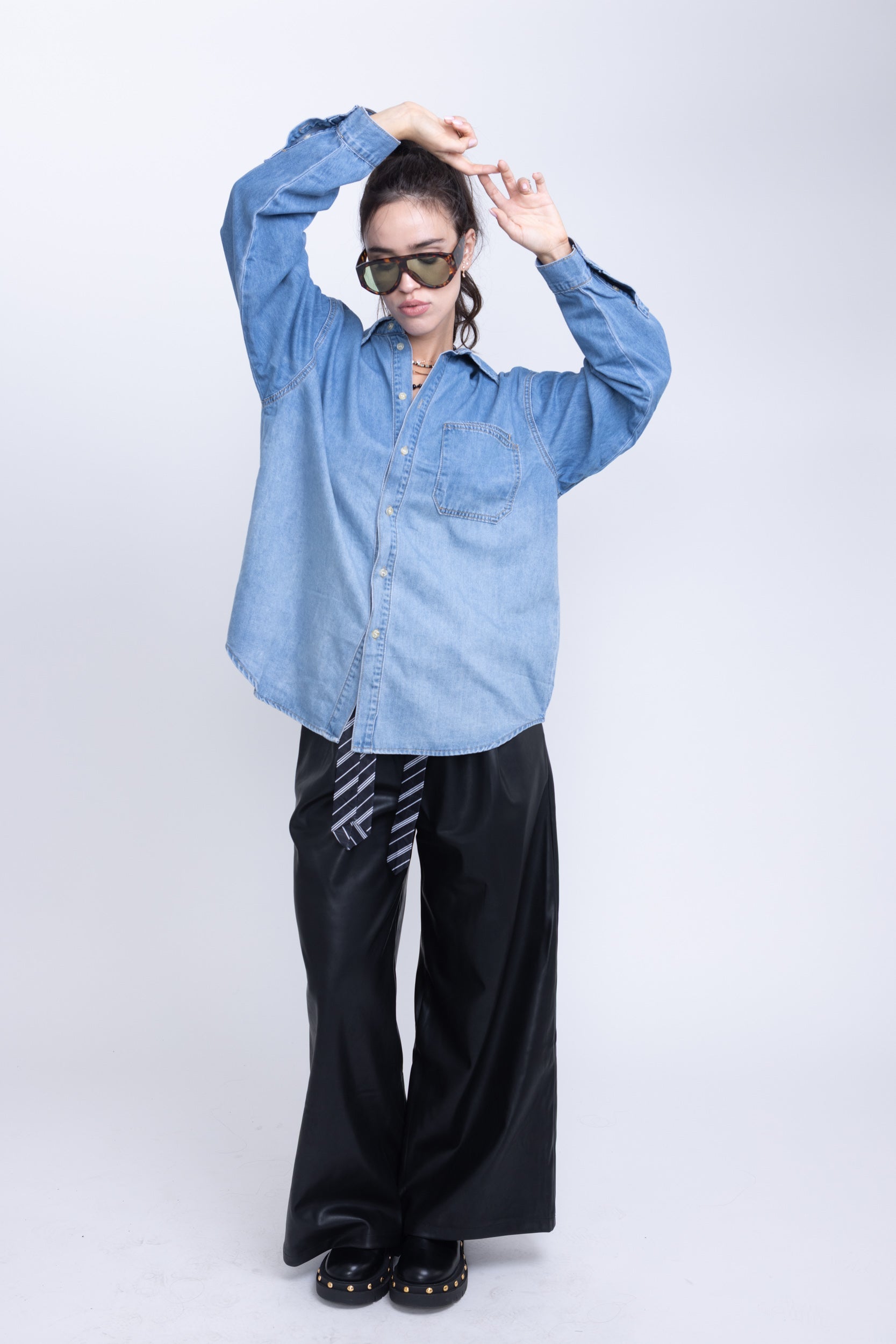 מכופתרת ג׳ינס