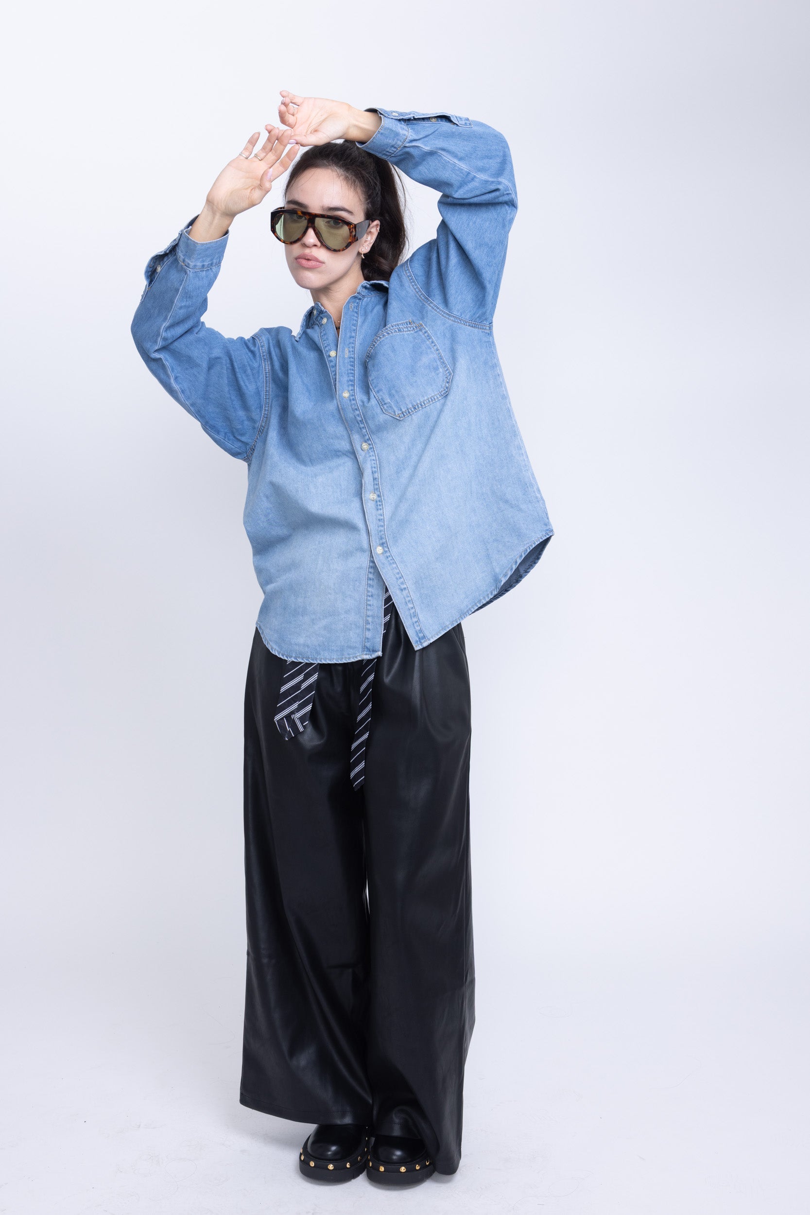 מכופתרת ג׳ינס